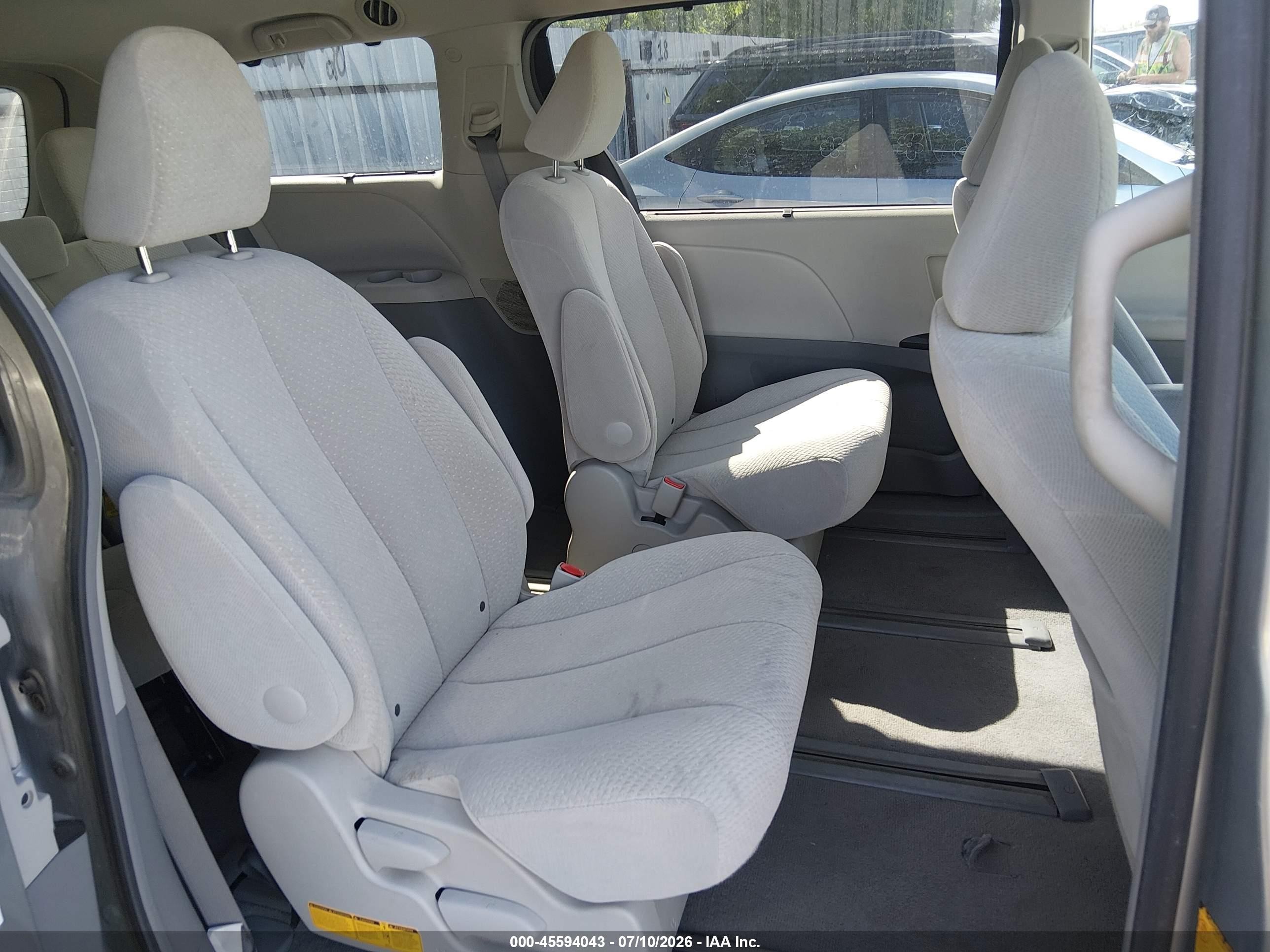 2011 Toyota Sienna Le Silver vin: 5TDJK3DC0BS012721