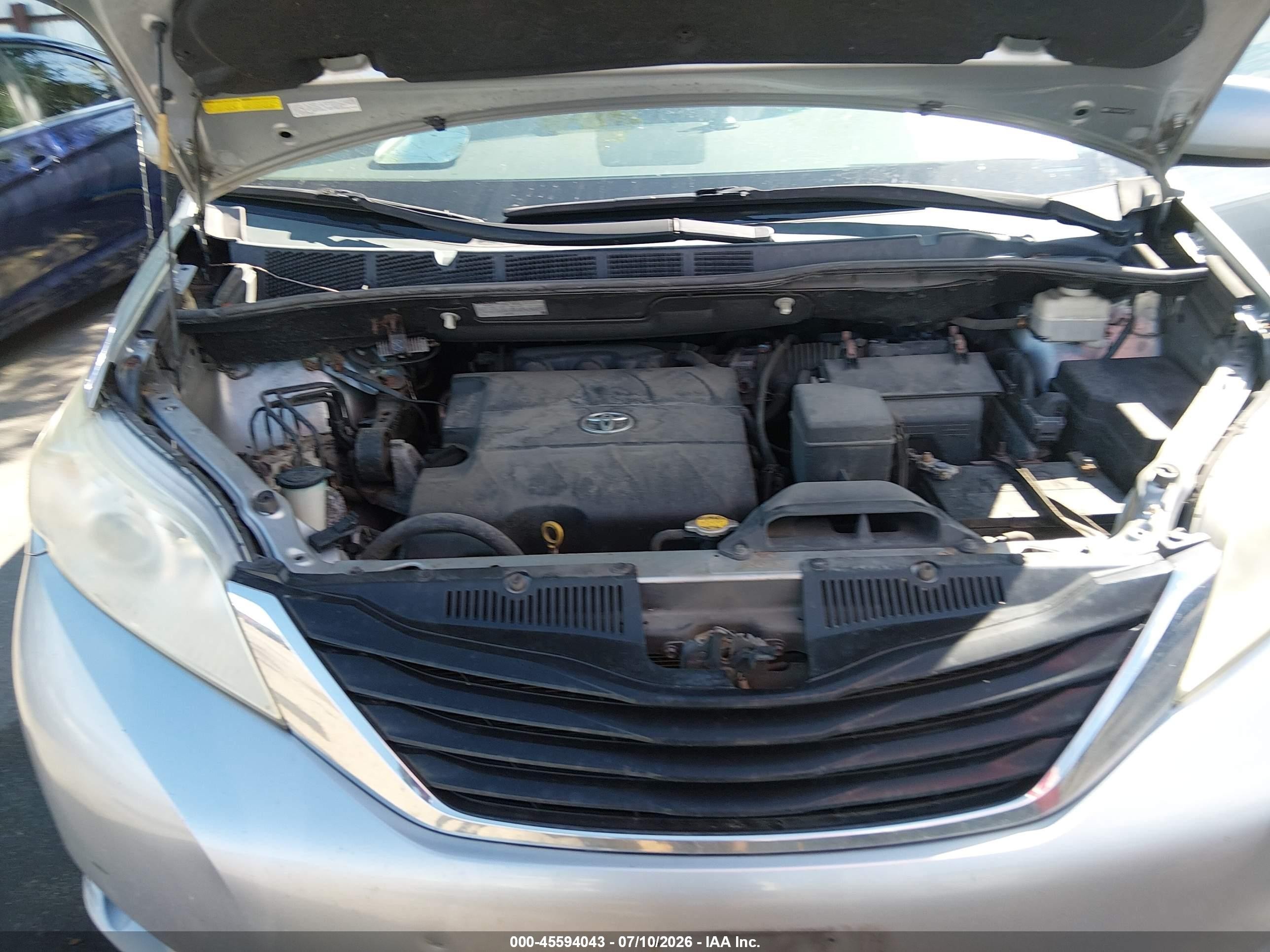 2011 Toyota Sienna Le Silver vin: 5TDJK3DC0BS012721