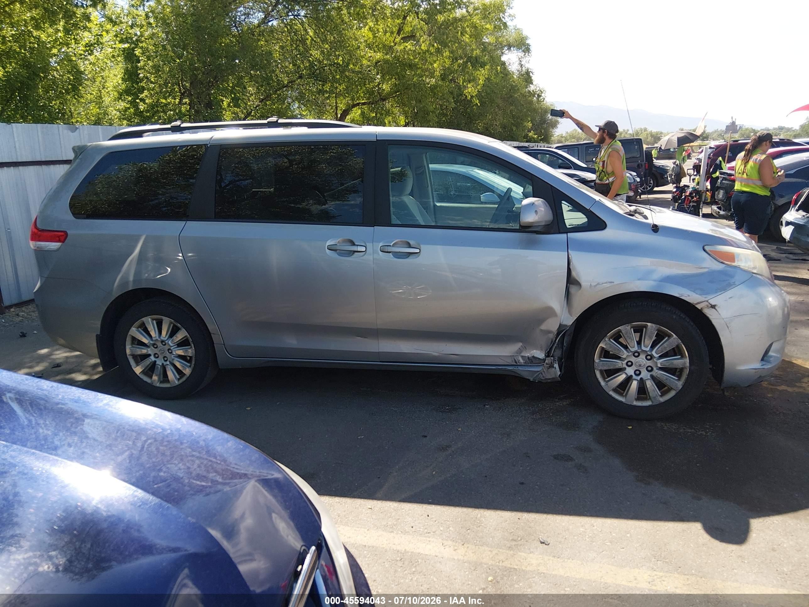 2011 Toyota Sienna Le Silver vin: 5TDJK3DC0BS012721