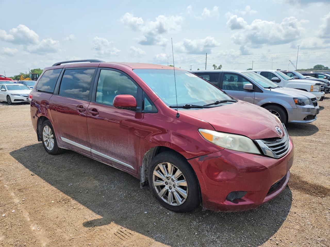 2011 Toyota Sienna Le Burgundy vin: 5TDJK3DC0BS023346