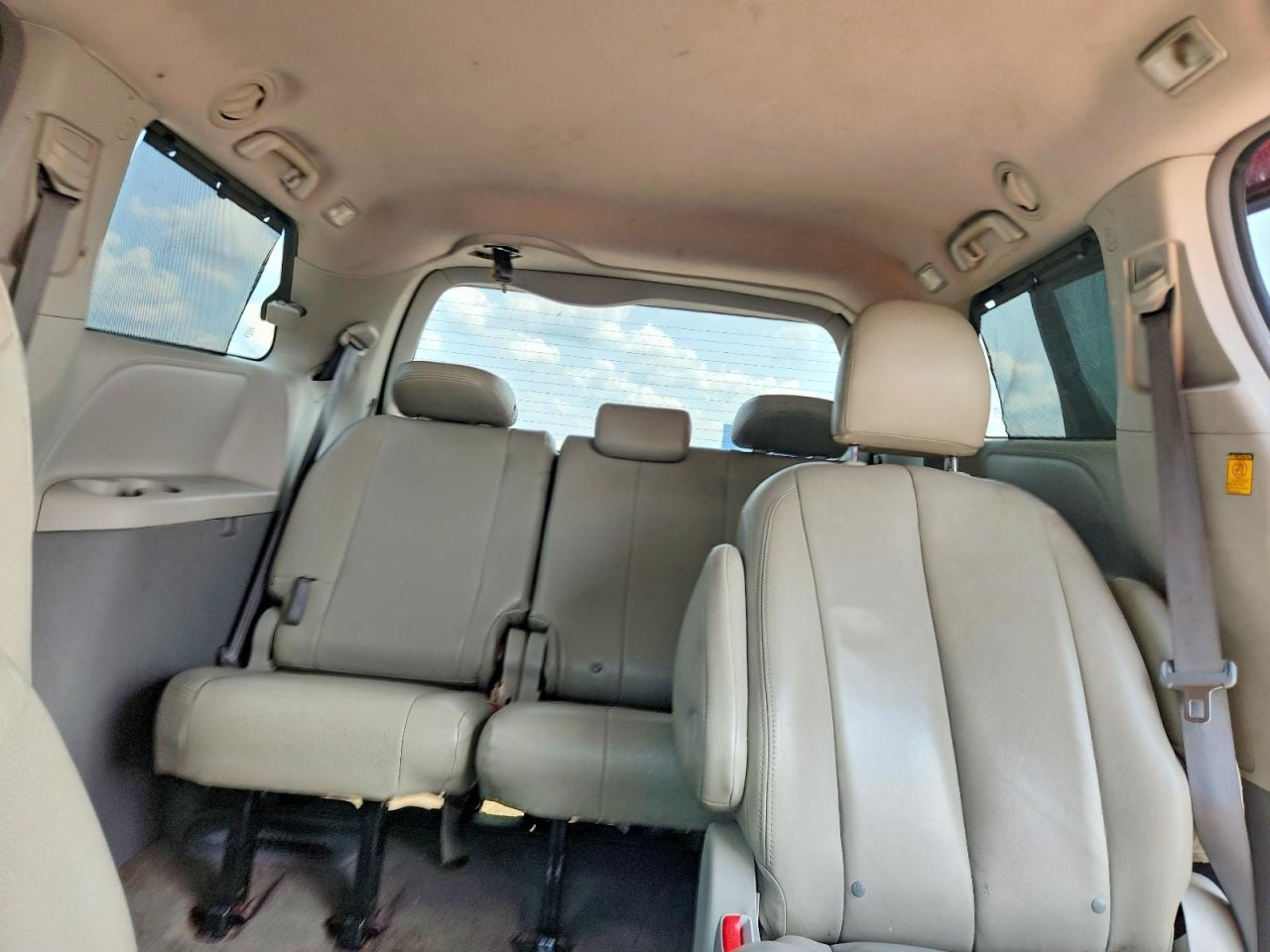 2011 Toyota Sienna Le Burgundy vin: 5TDJK3DC0BS023346