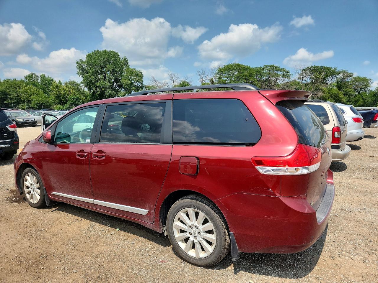 2011 Toyota Sienna Le Burgundy vin: 5TDJK3DC0BS023346