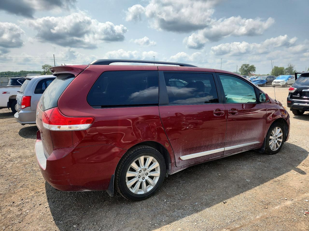 2011 Toyota Sienna Le Burgundy vin: 5TDJK3DC0BS023346