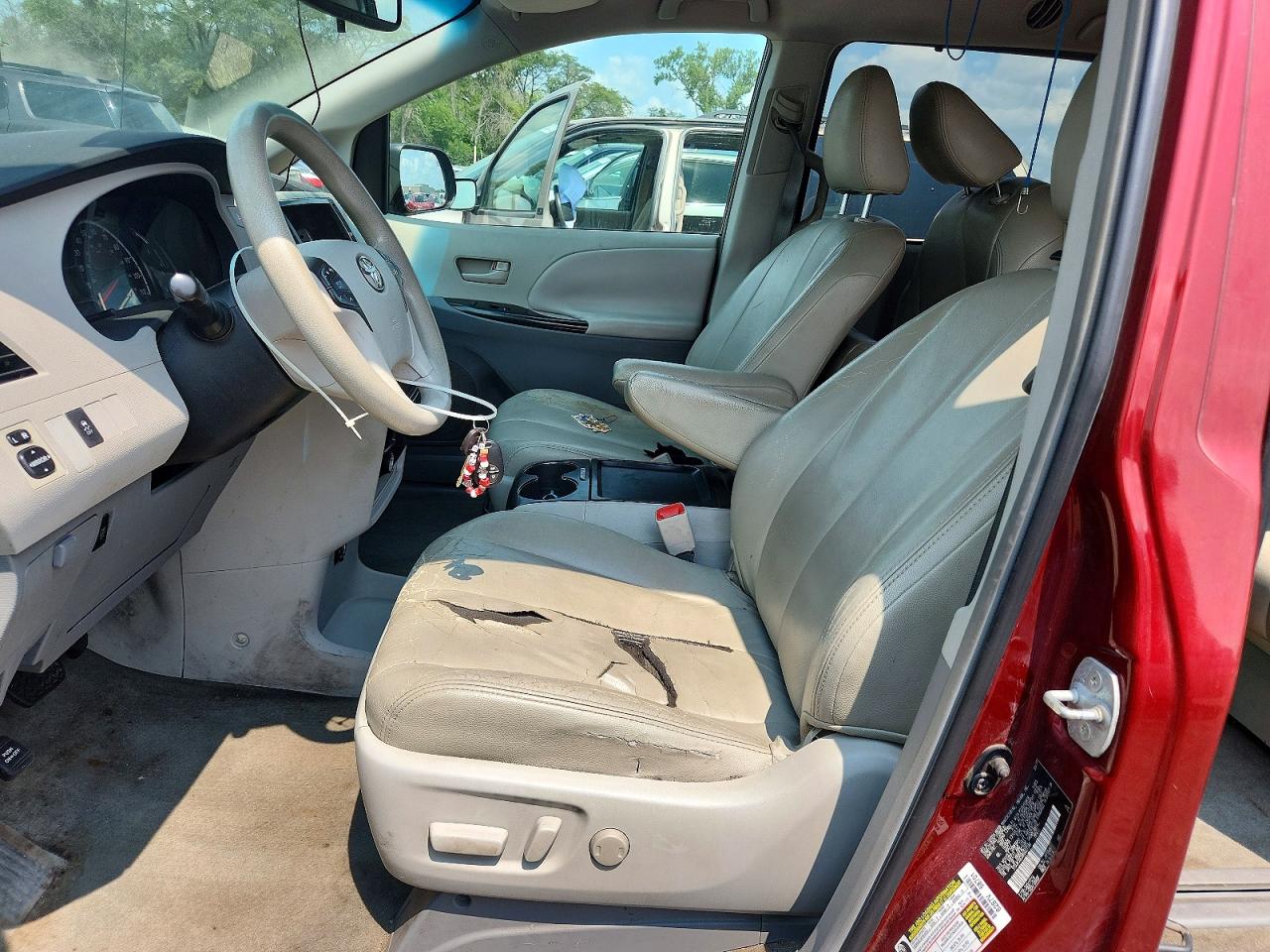 2011 Toyota Sienna Le Burgundy vin: 5TDJK3DC0BS023346