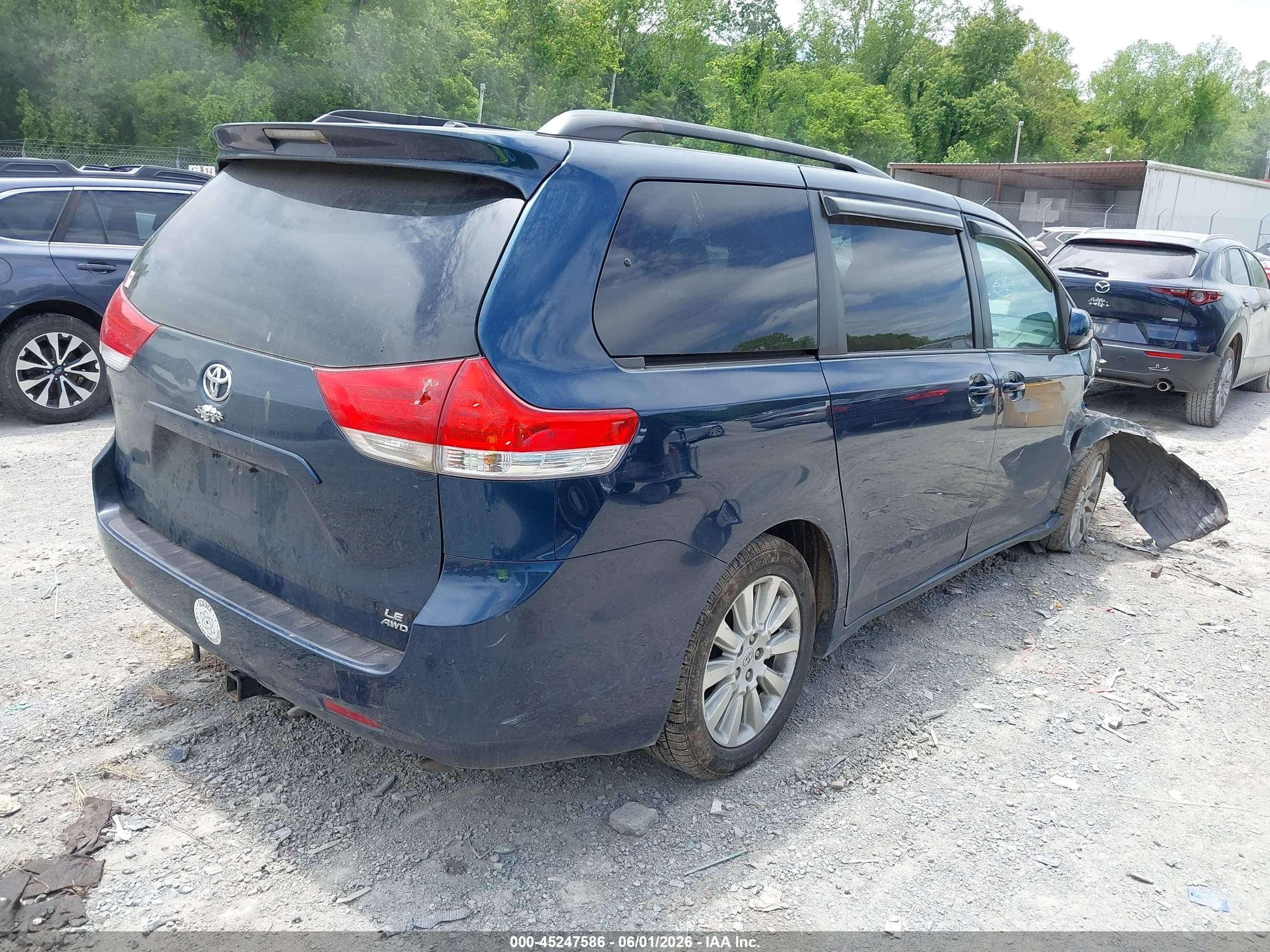 2012 Toyota Sienna Le 7 Passenger Blue vin: 5TDJK3DC0CS037233