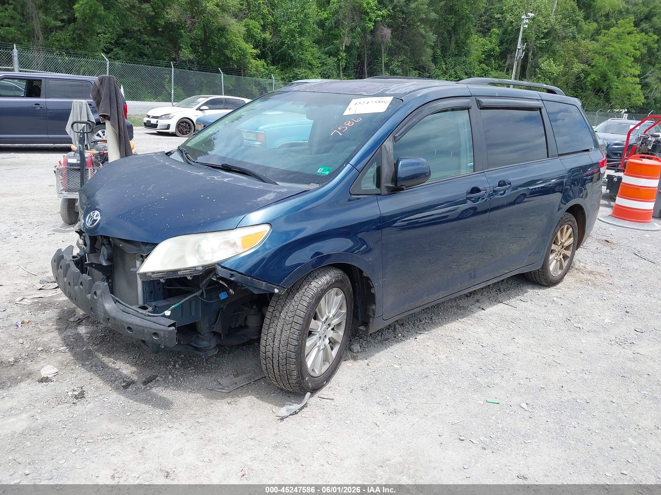 2012 Toyota Sienna Le 7 Passenger Blue vin: 5TDJK3DC0CS037233