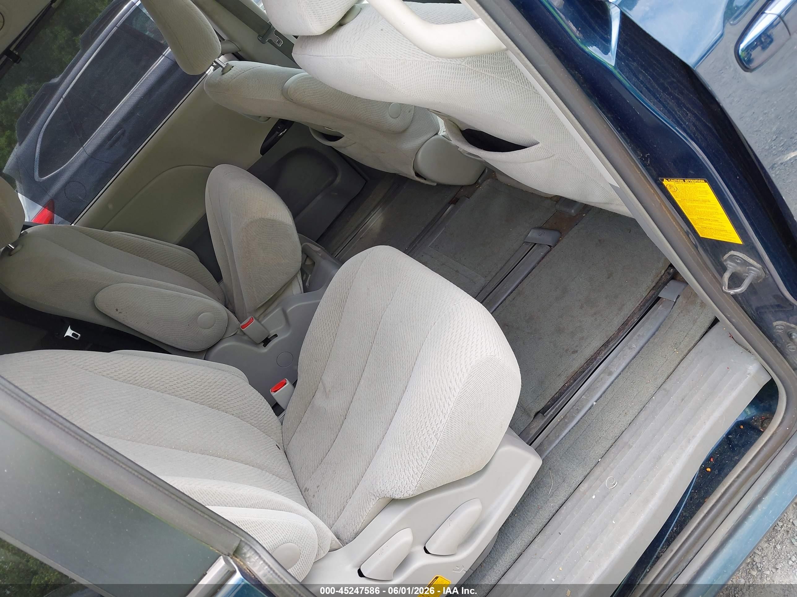 2012 Toyota Sienna Le 7 Passenger Blue vin: 5TDJK3DC0CS037233