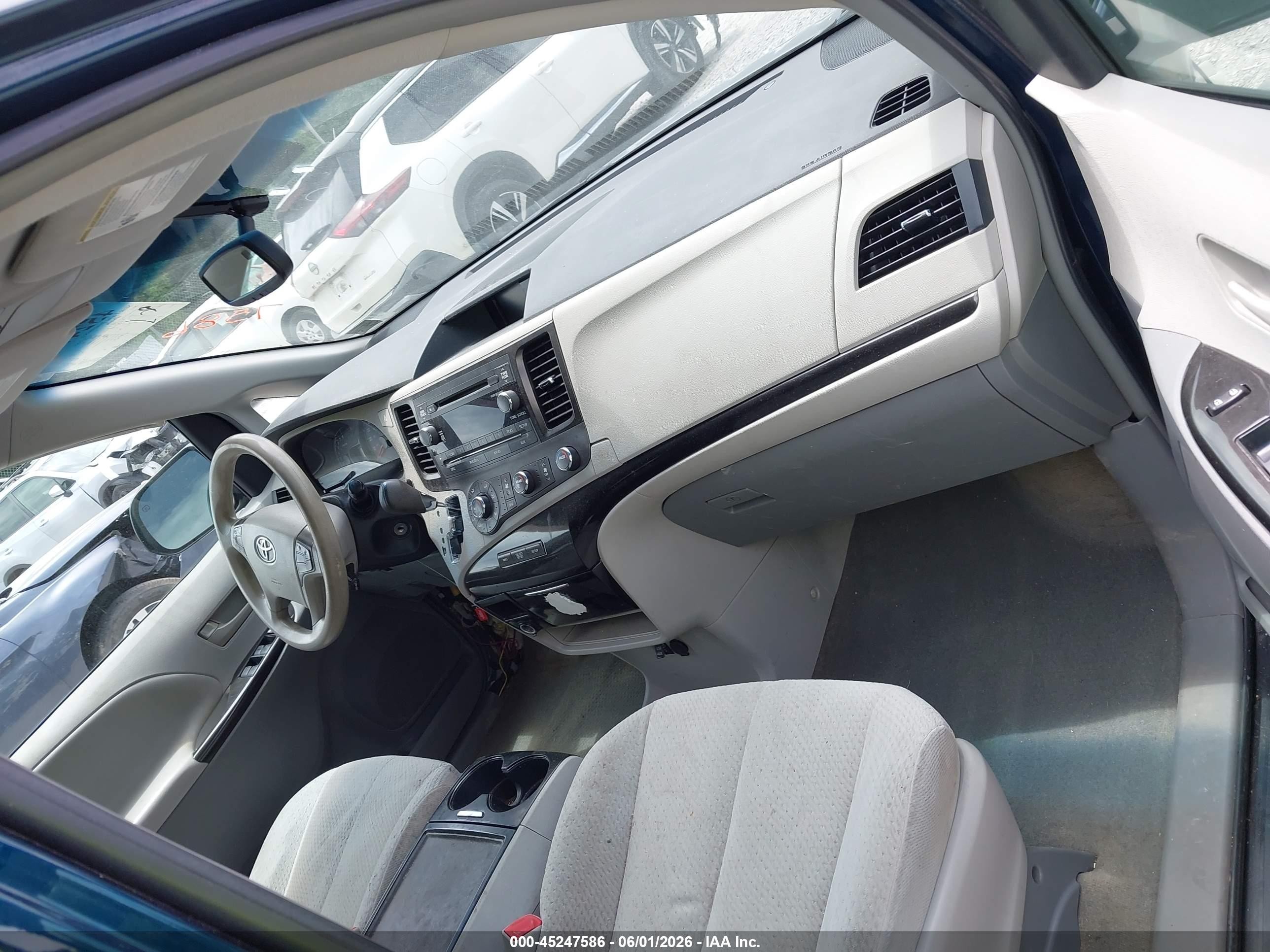 2012 Toyota Sienna Le 7 Passenger Blue vin: 5TDJK3DC0CS037233