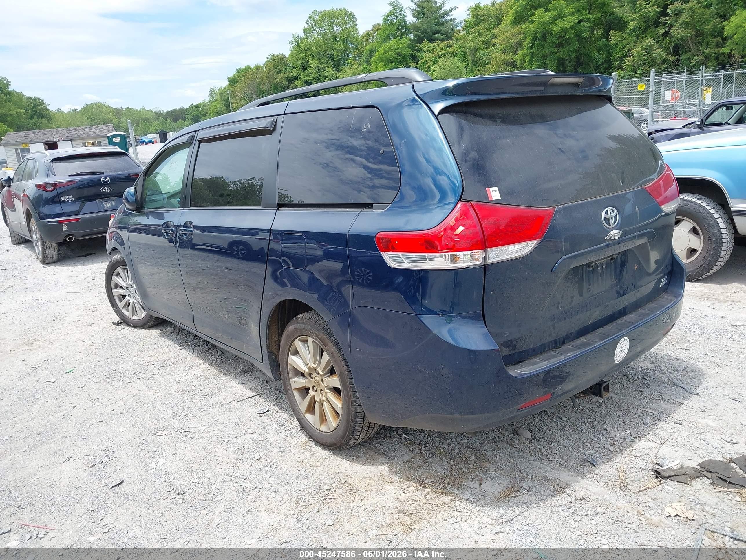 2012 Toyota Sienna Le 7 Passenger Blue vin: 5TDJK3DC0CS037233
