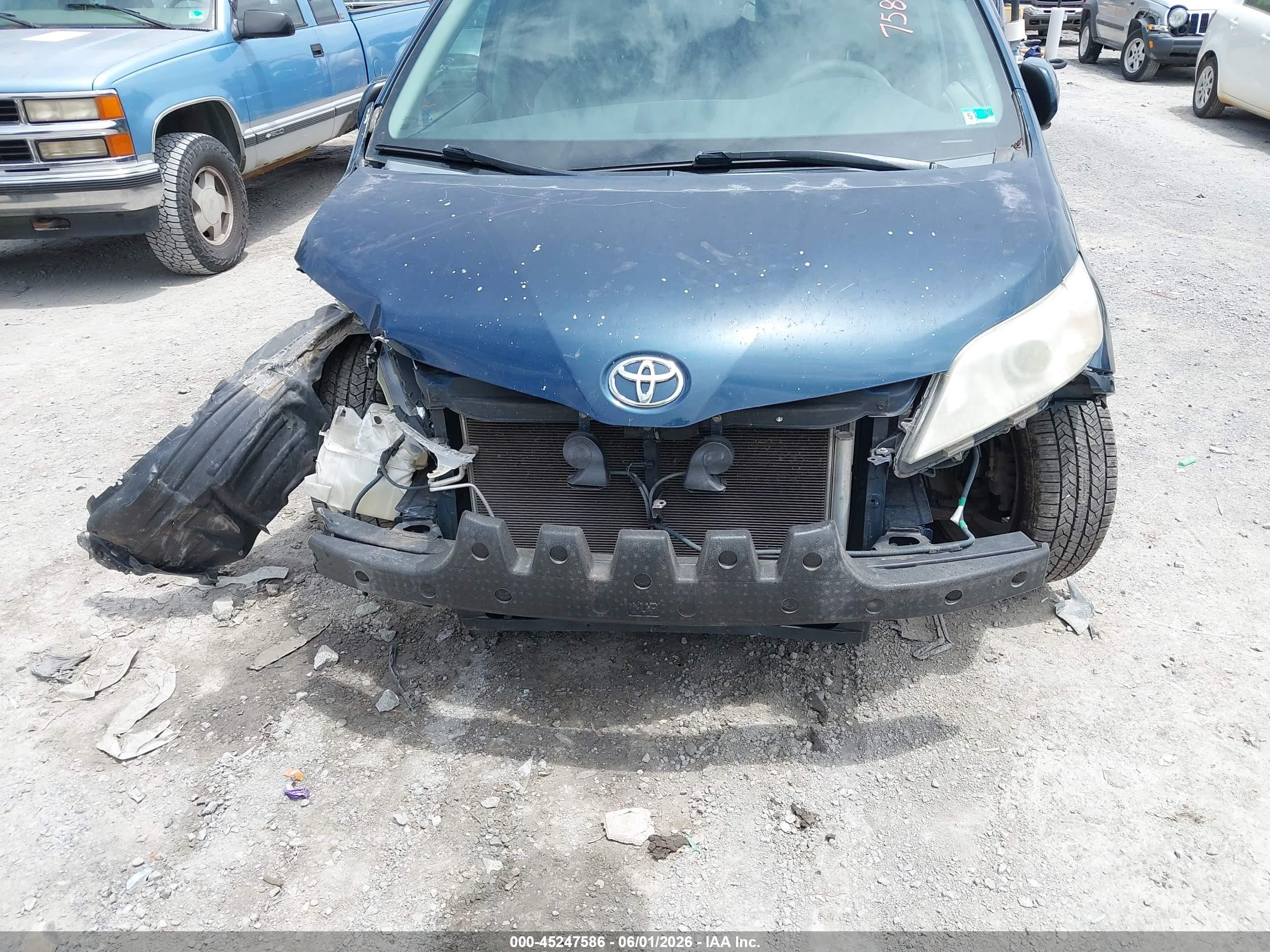 2012 Toyota Sienna Le 7 Passenger Blue vin: 5TDJK3DC0CS037233