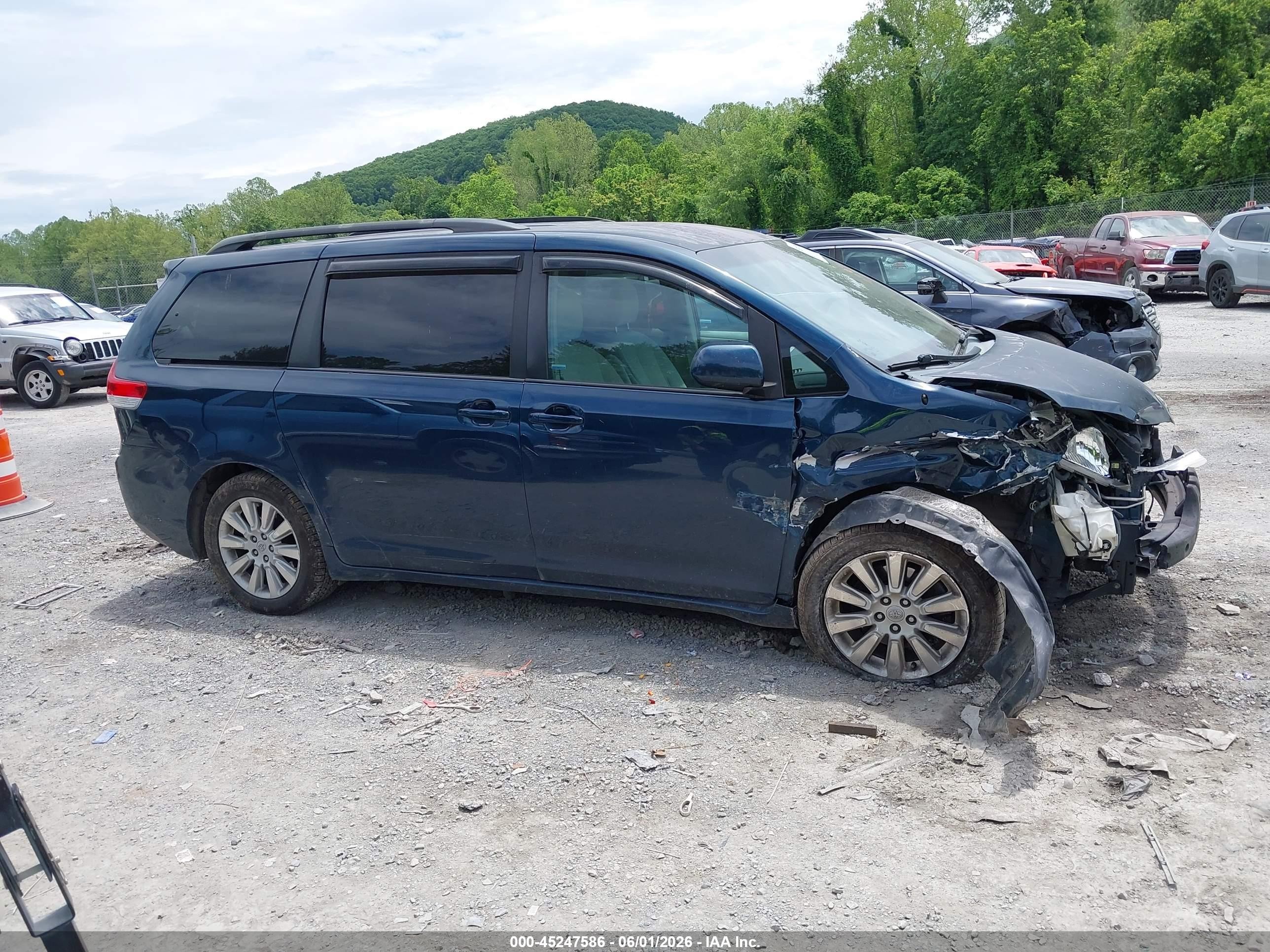 2012 Toyota Sienna Le 7 Passenger Blue vin: 5TDJK3DC0CS037233