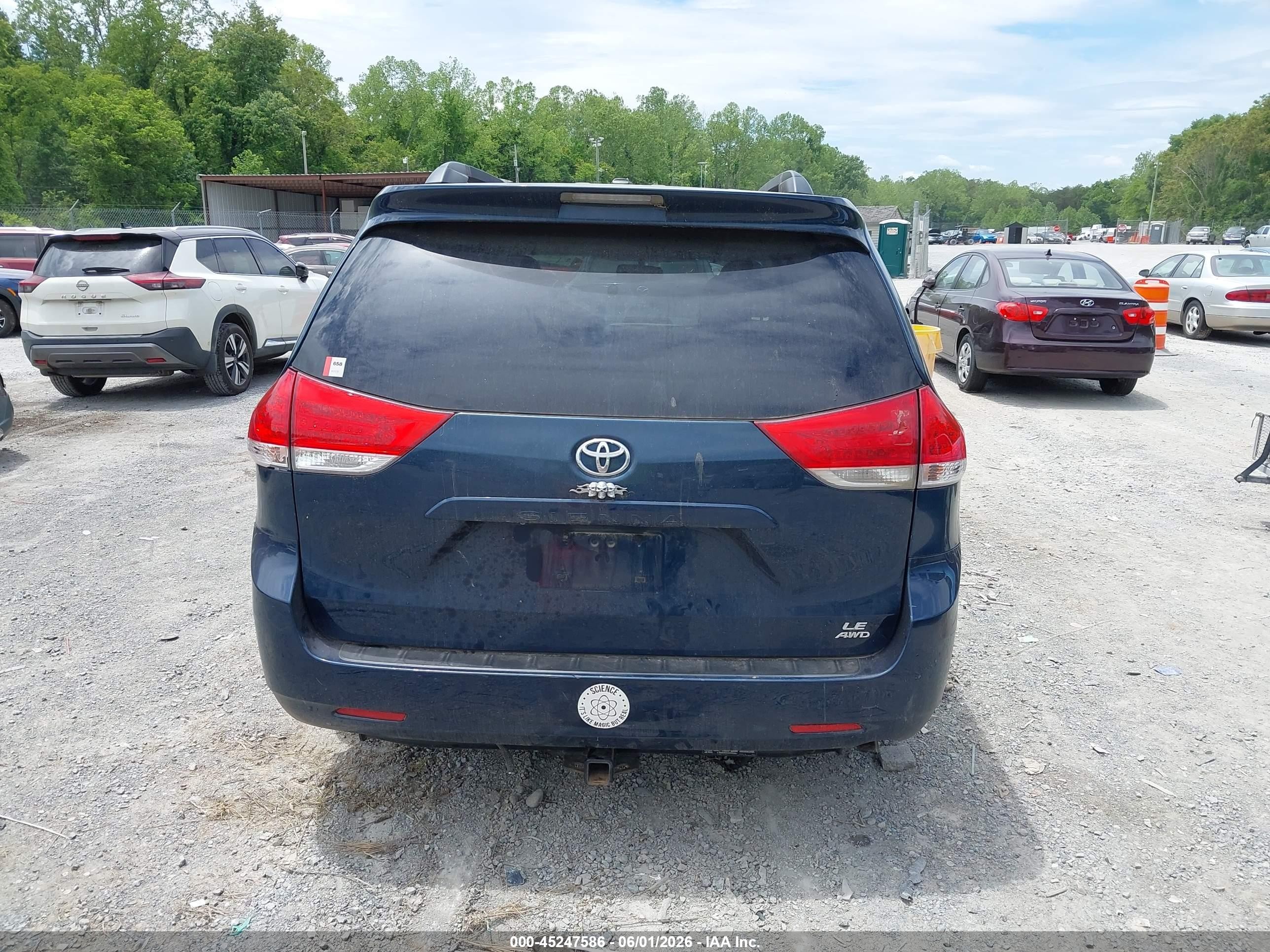 2012 Toyota Sienna Le 7 Passenger Blue vin: 5TDJK3DC0CS037233