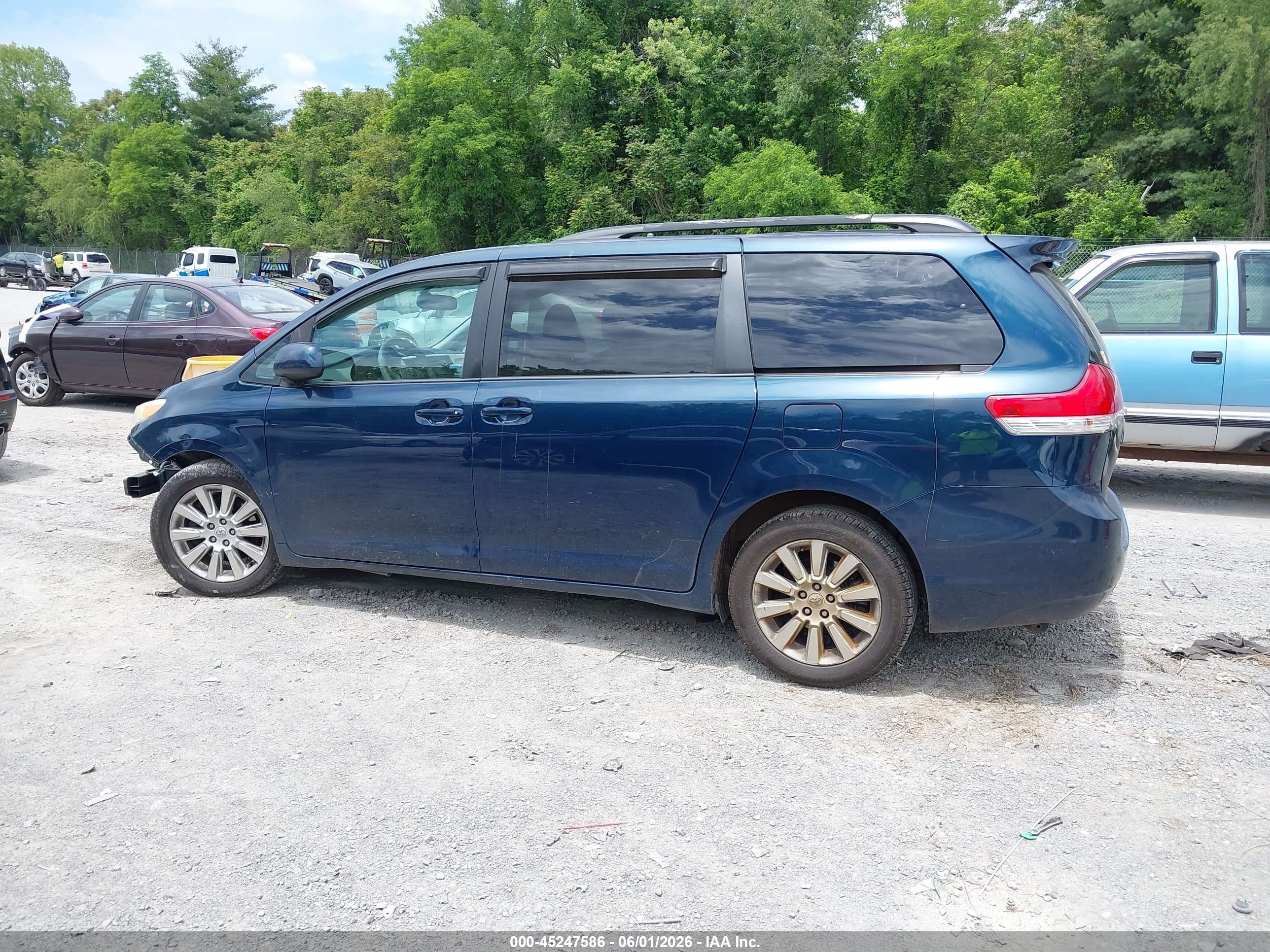 2012 Toyota Sienna Le 7 Passenger Blue vin: 5TDJK3DC0CS037233
