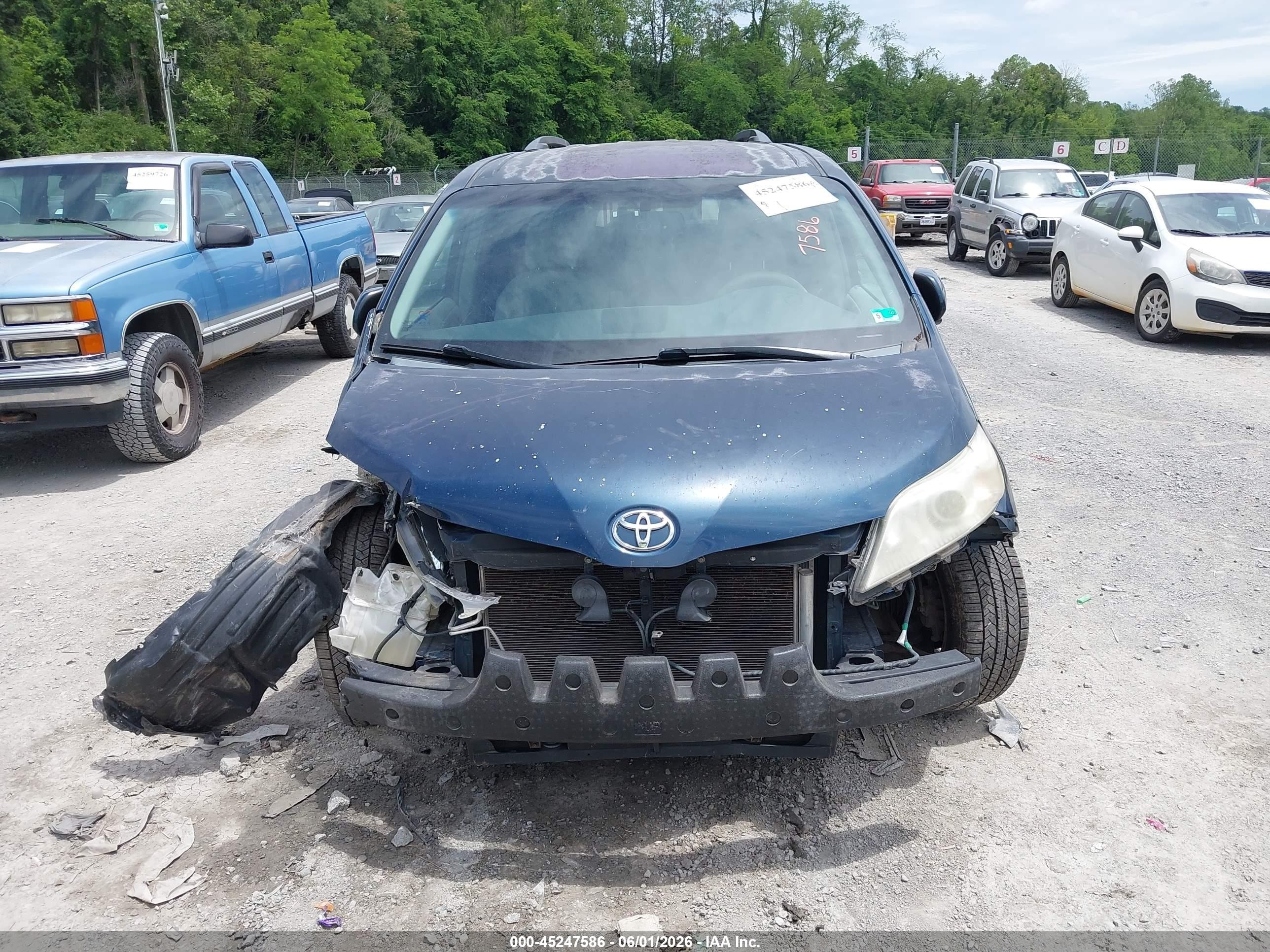 2012 Toyota Sienna Le 7 Passenger Blue vin: 5TDJK3DC0CS037233