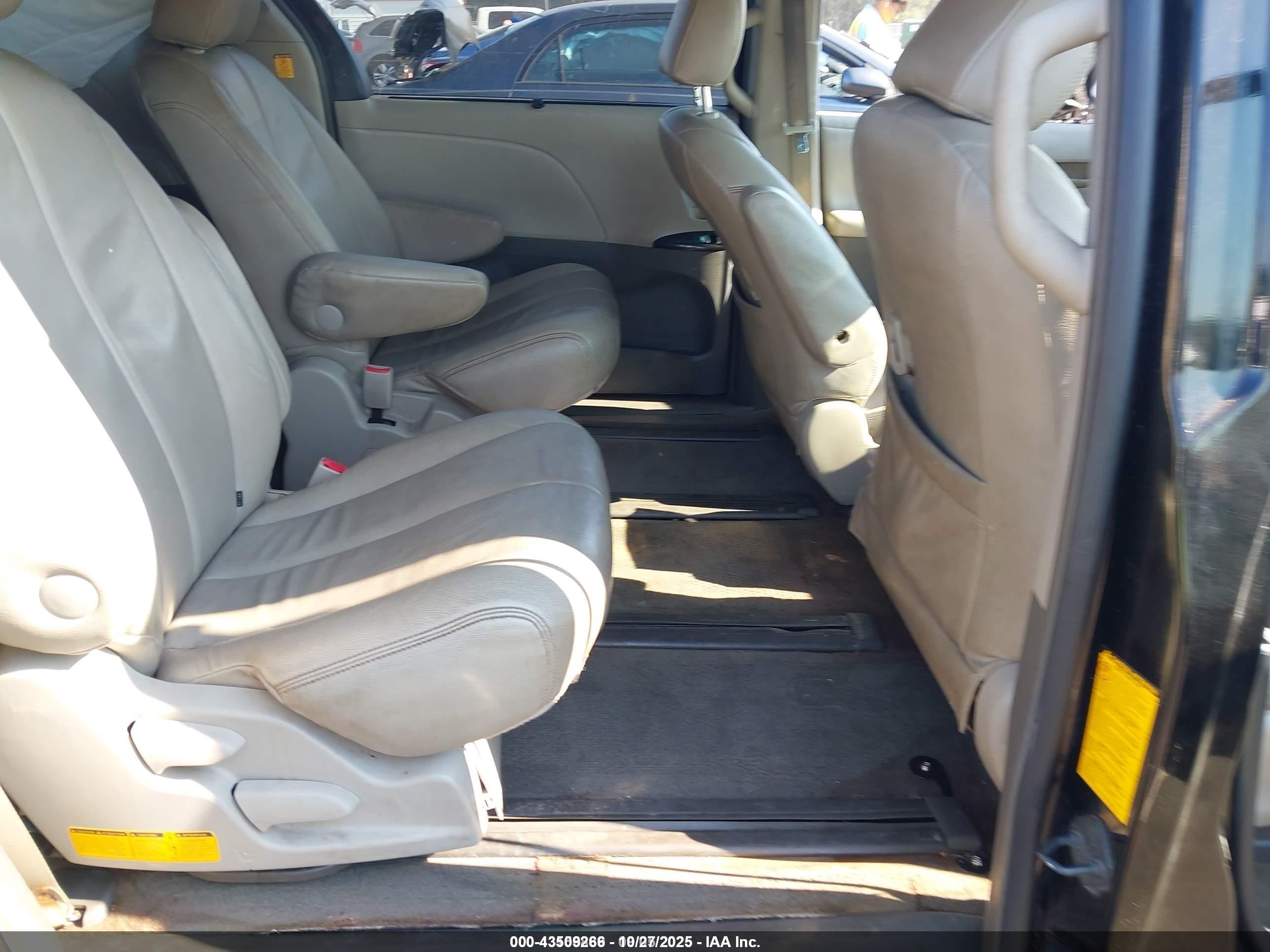 2012 Toyota Sienna Le 7 Passenger Black vin: 5TDJK3DC0CS038107