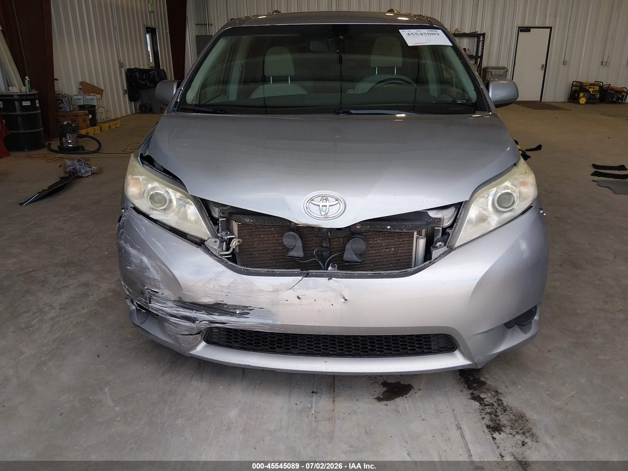 2012 Toyota Sienna Le 7 Passenger Silver vin: 5TDJK3DC0CS042867