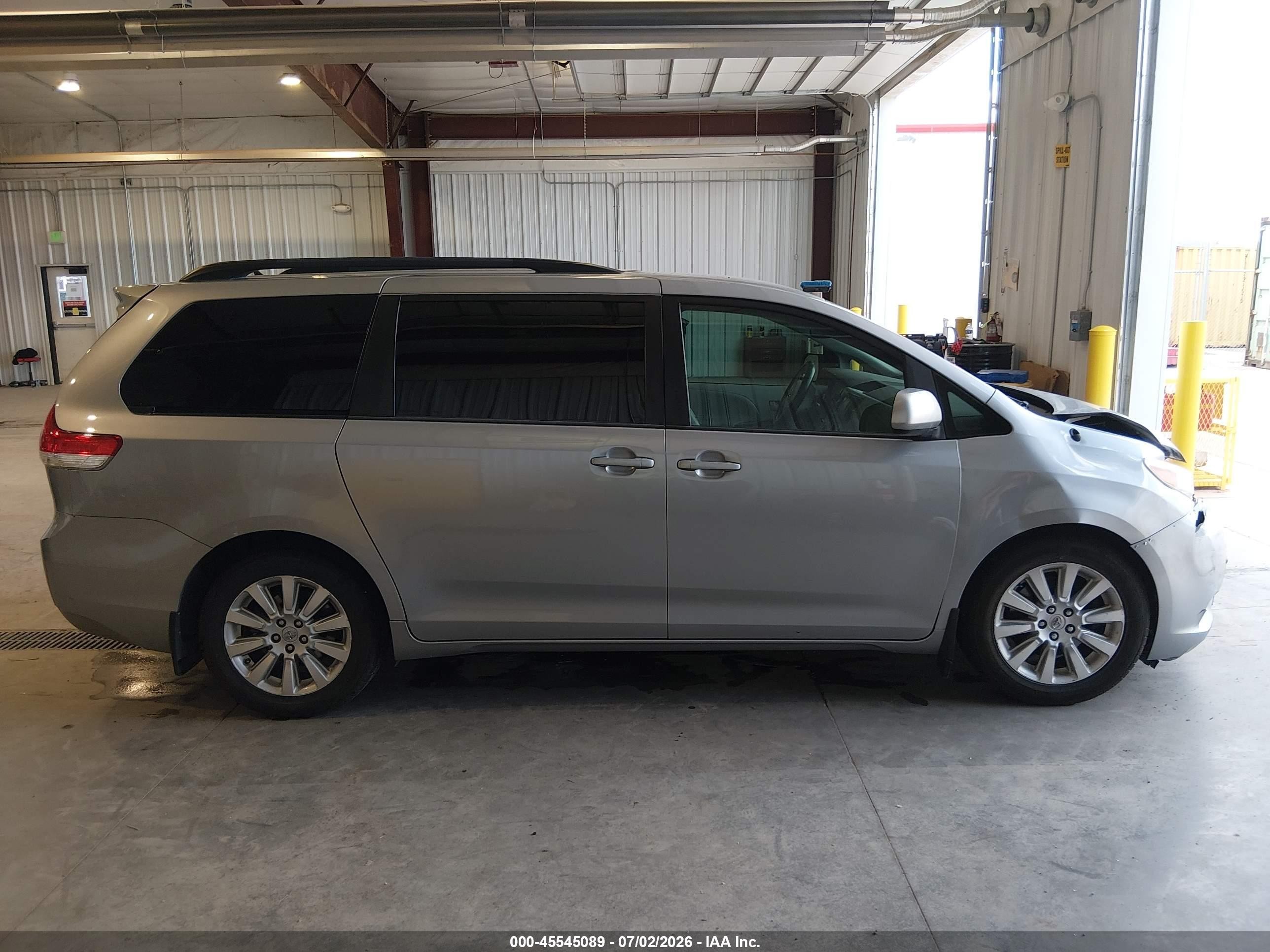 2012 Toyota Sienna Le 7 Passenger Silver vin: 5TDJK3DC0CS042867