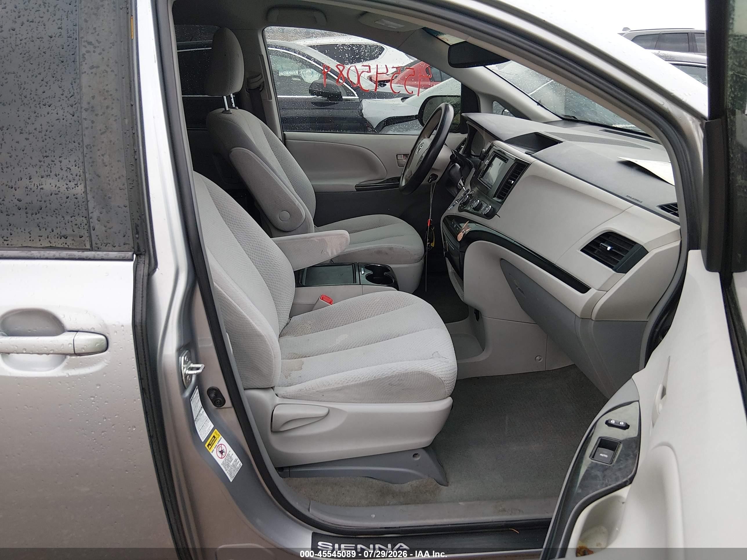 2012 Toyota Sienna Le 7 Passenger Silver vin: 5TDJK3DC0CS042867