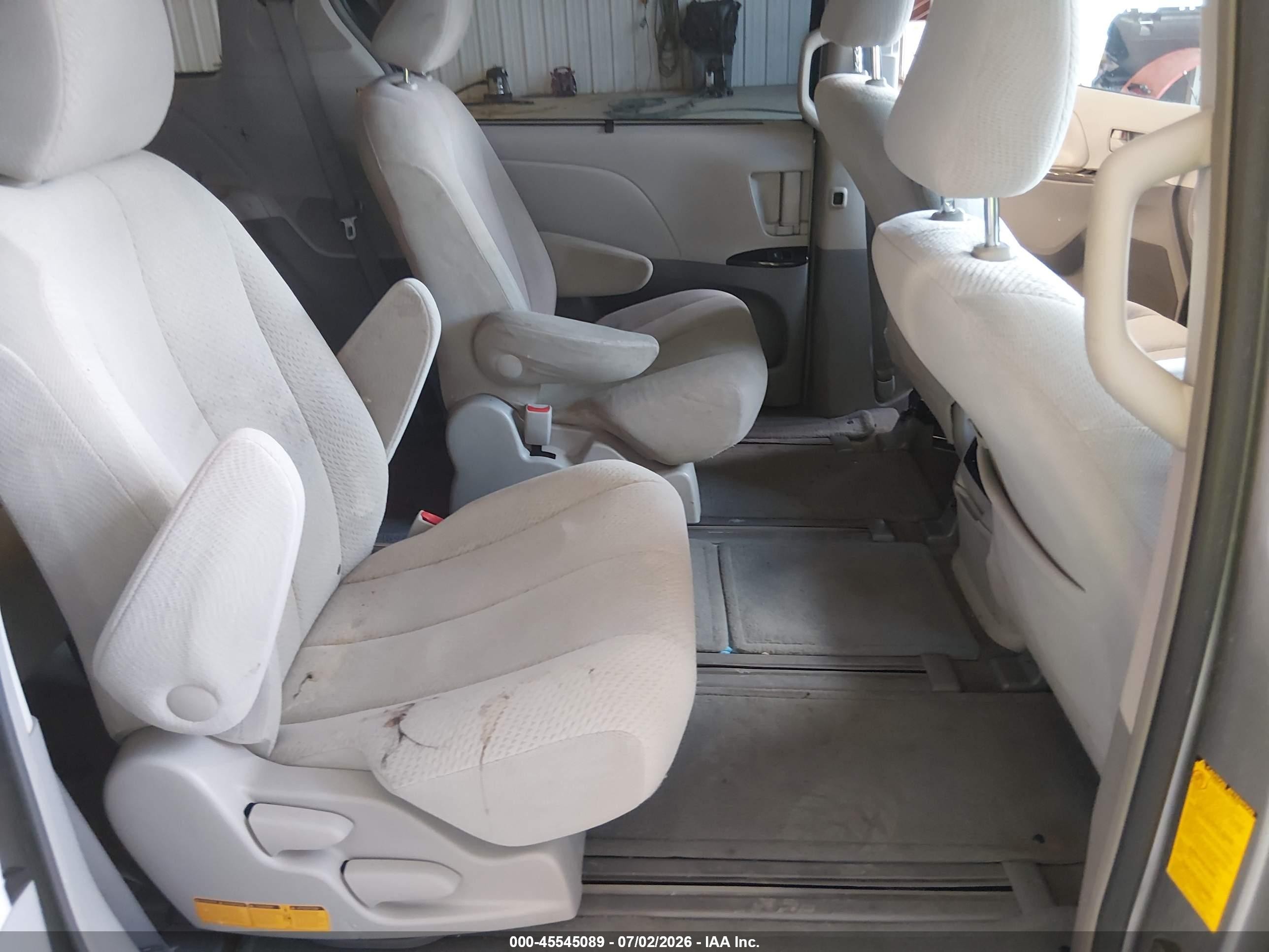2012 Toyota Sienna Le 7 Passenger Silver vin: 5TDJK3DC0CS042867