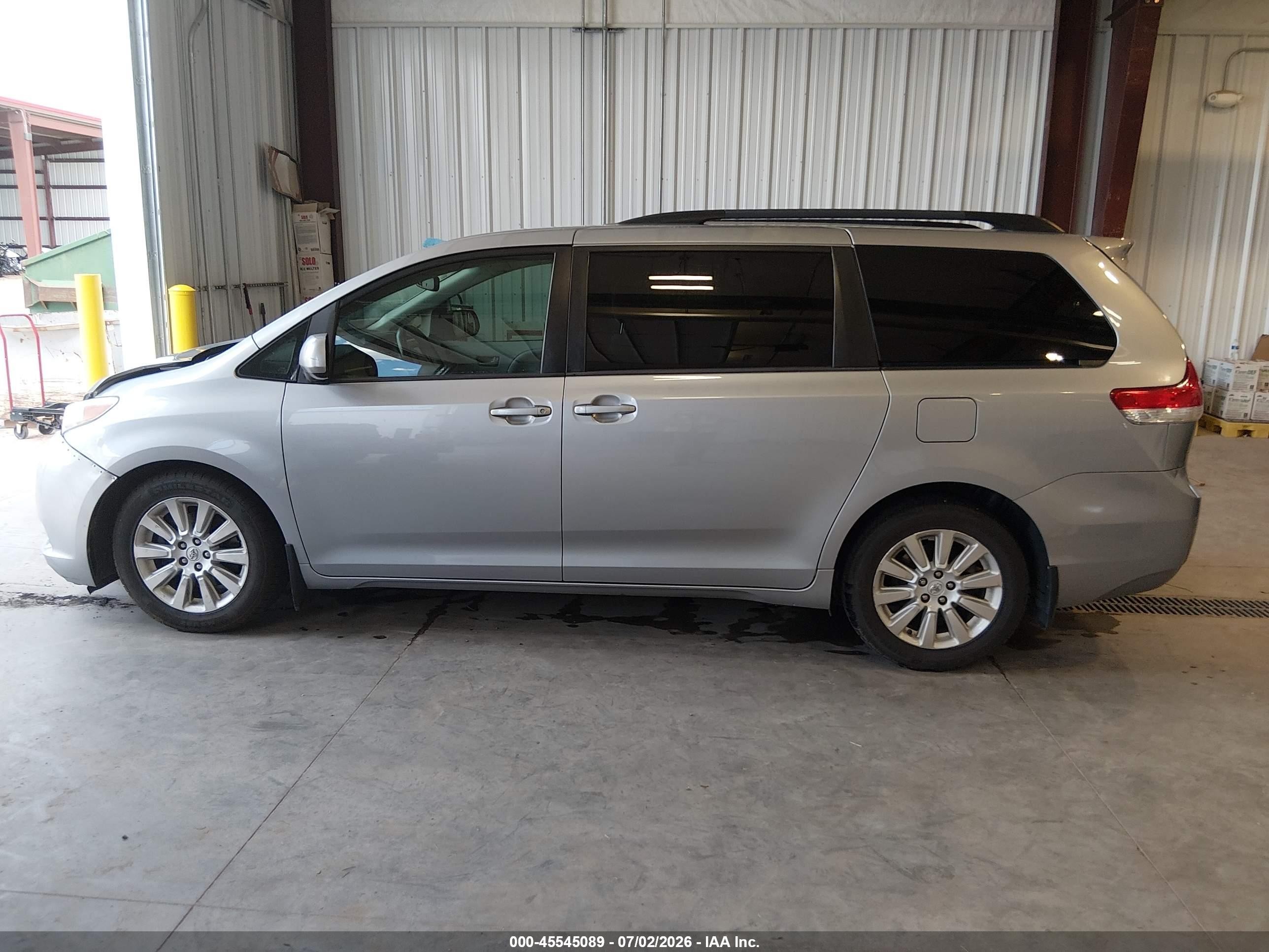 2012 Toyota Sienna Le 7 Passenger Silver vin: 5TDJK3DC0CS042867