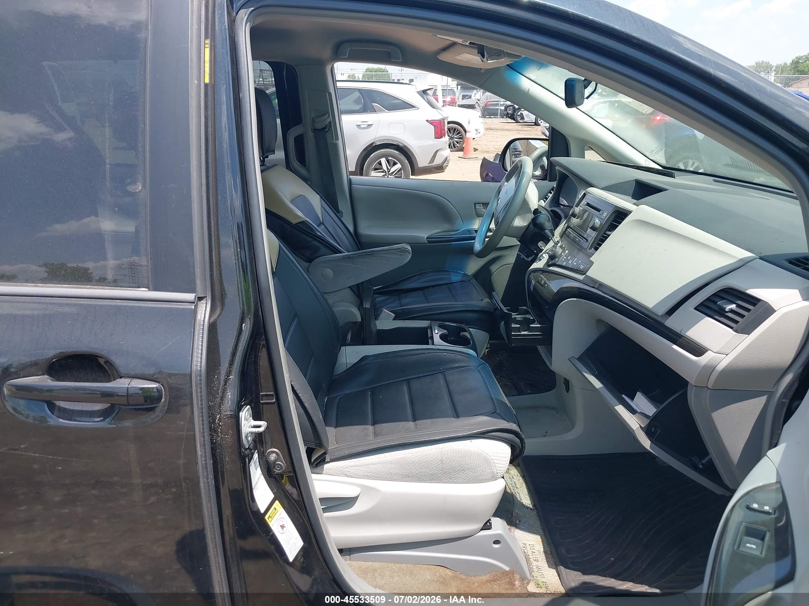 2013 Toyota Sienna Le 7 Passenger Black vin: 5TDJK3DC0DS066300