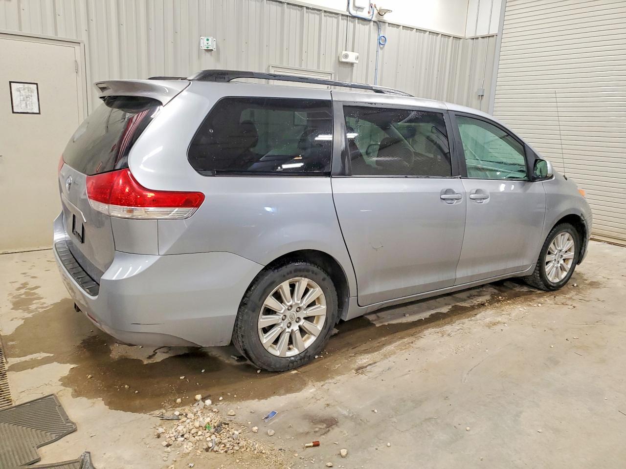 2011 Toyota Sienna Le Silver vin: 5TDJK3DC1BS014512