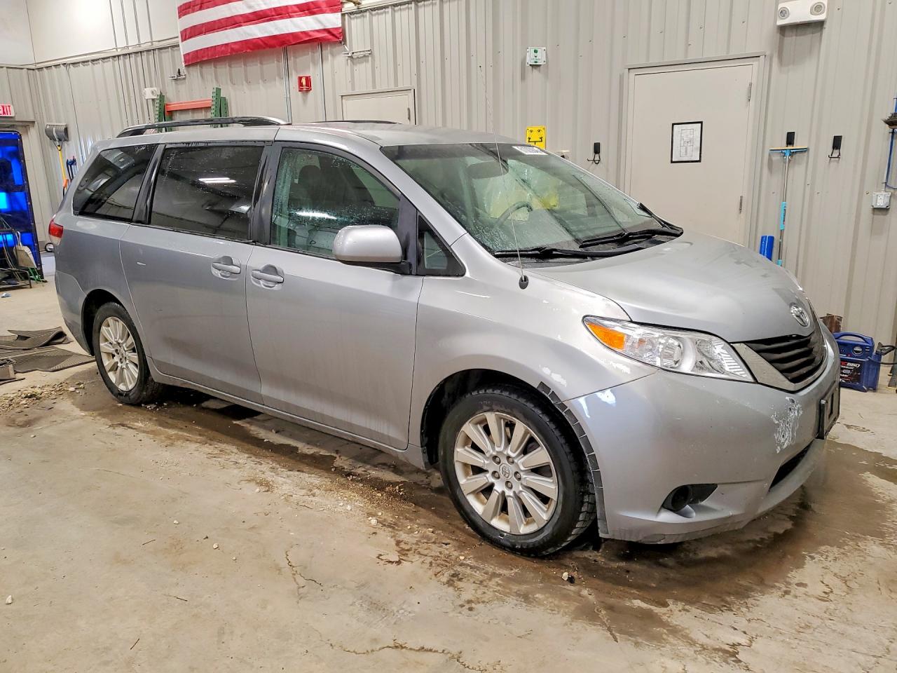 2011 Toyota Sienna Le Silver vin: 5TDJK3DC1BS014512
