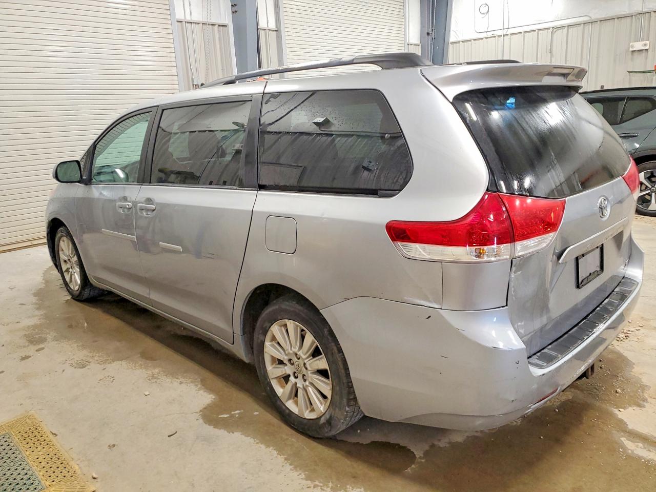 2011 Toyota Sienna Le Silver vin: 5TDJK3DC1BS014512