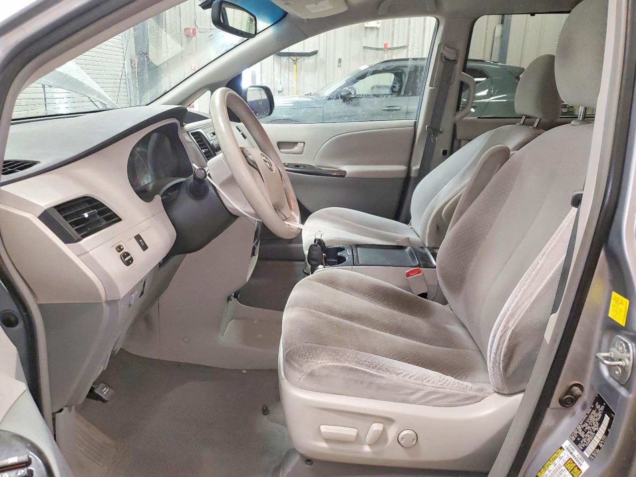 2011 Toyota Sienna Le Silver vin: 5TDJK3DC1BS014512