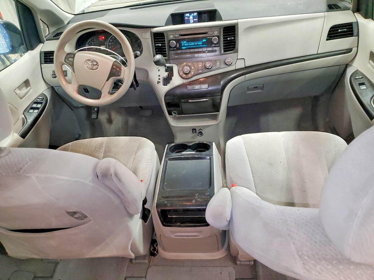 2011 Toyota Sienna Le Silver vin: 5TDJK3DC1BS014512