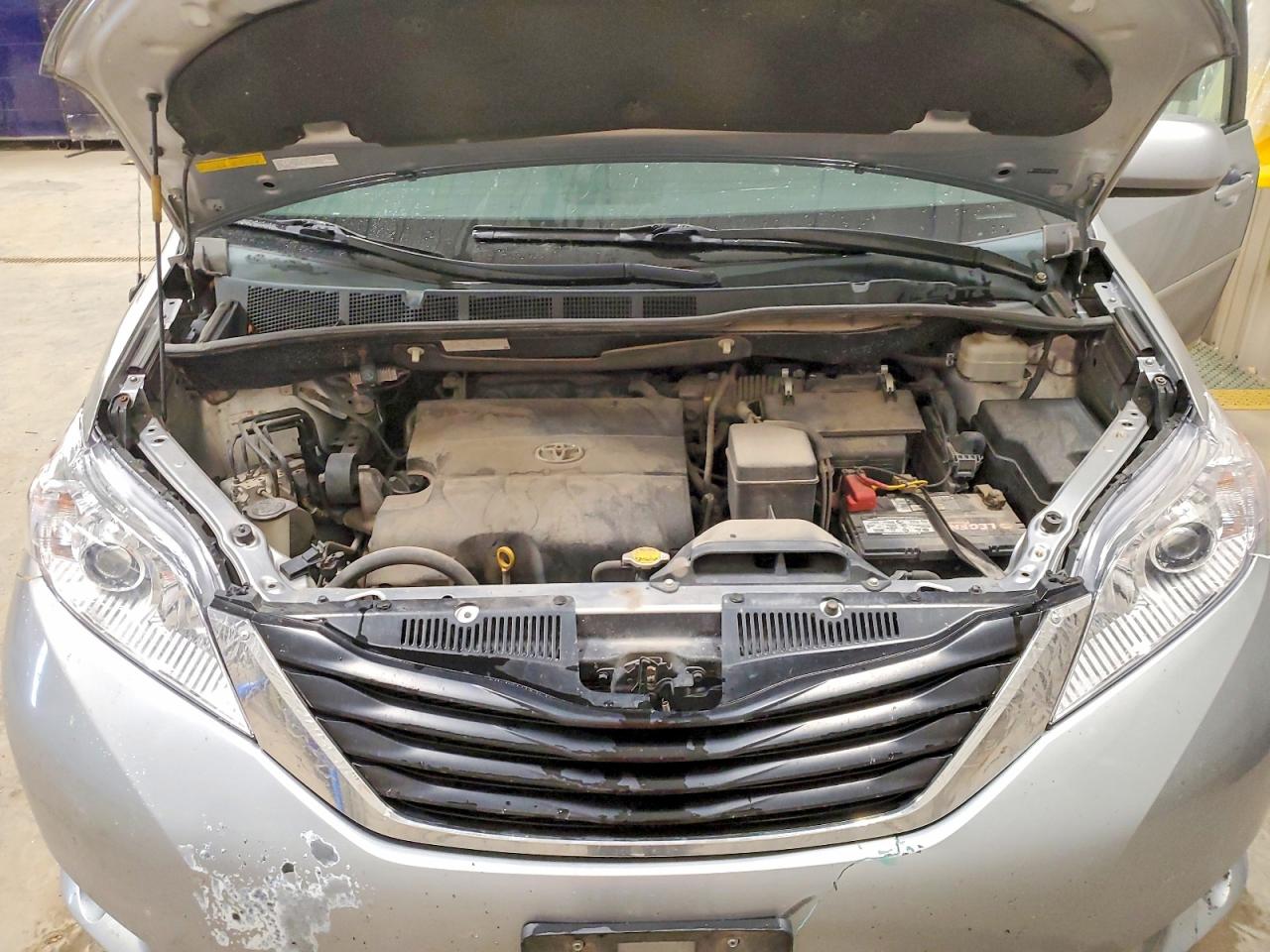 2011 Toyota Sienna Le Silver vin: 5TDJK3DC1BS014512