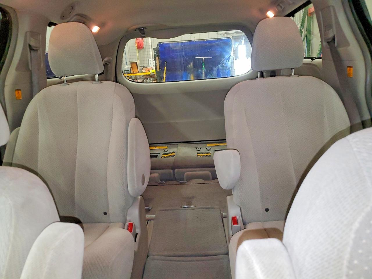 2011 Toyota Sienna Le Silver vin: 5TDJK3DC1BS014512