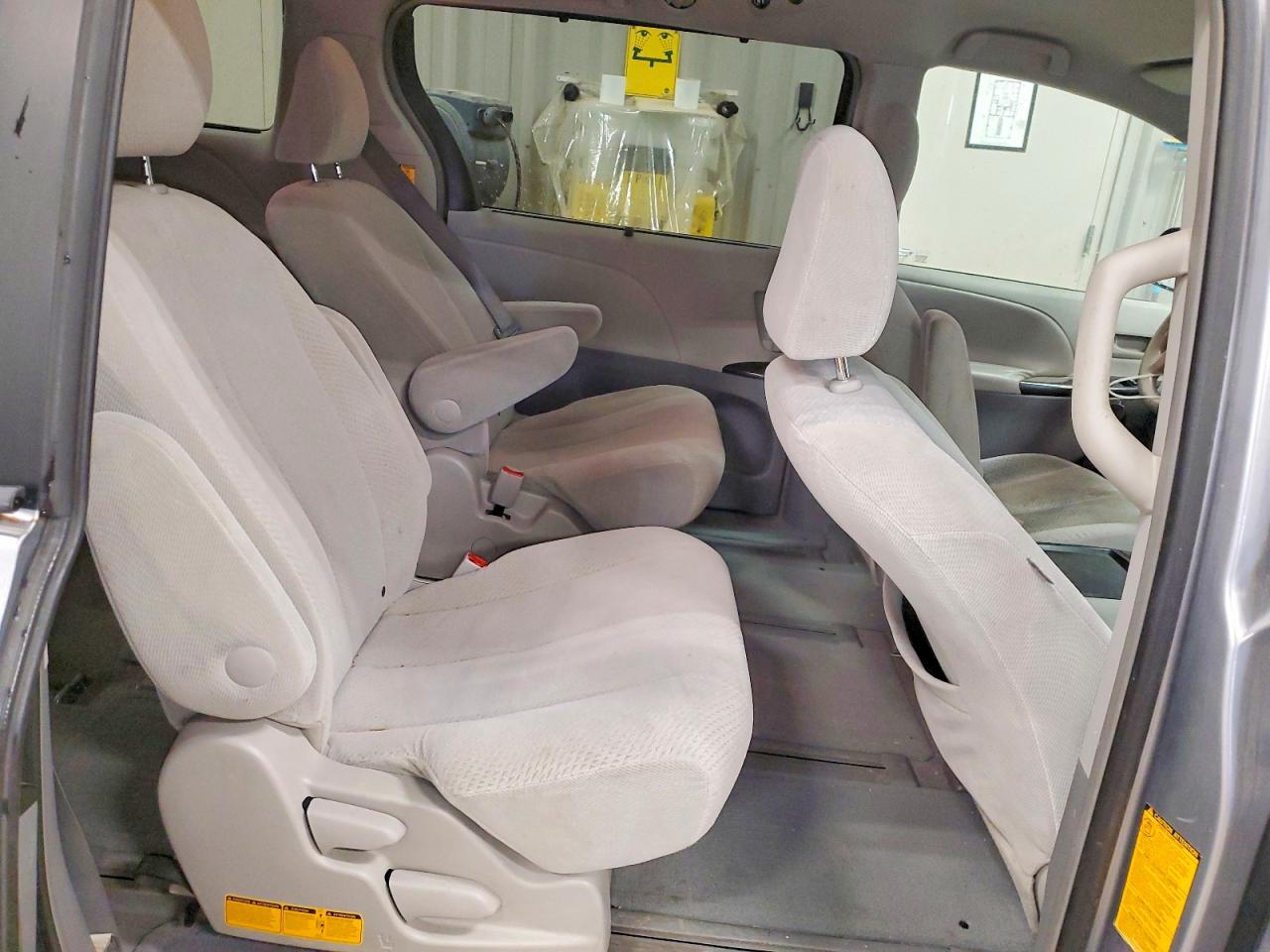 2011 Toyota Sienna Le Silver vin: 5TDJK3DC1BS014512