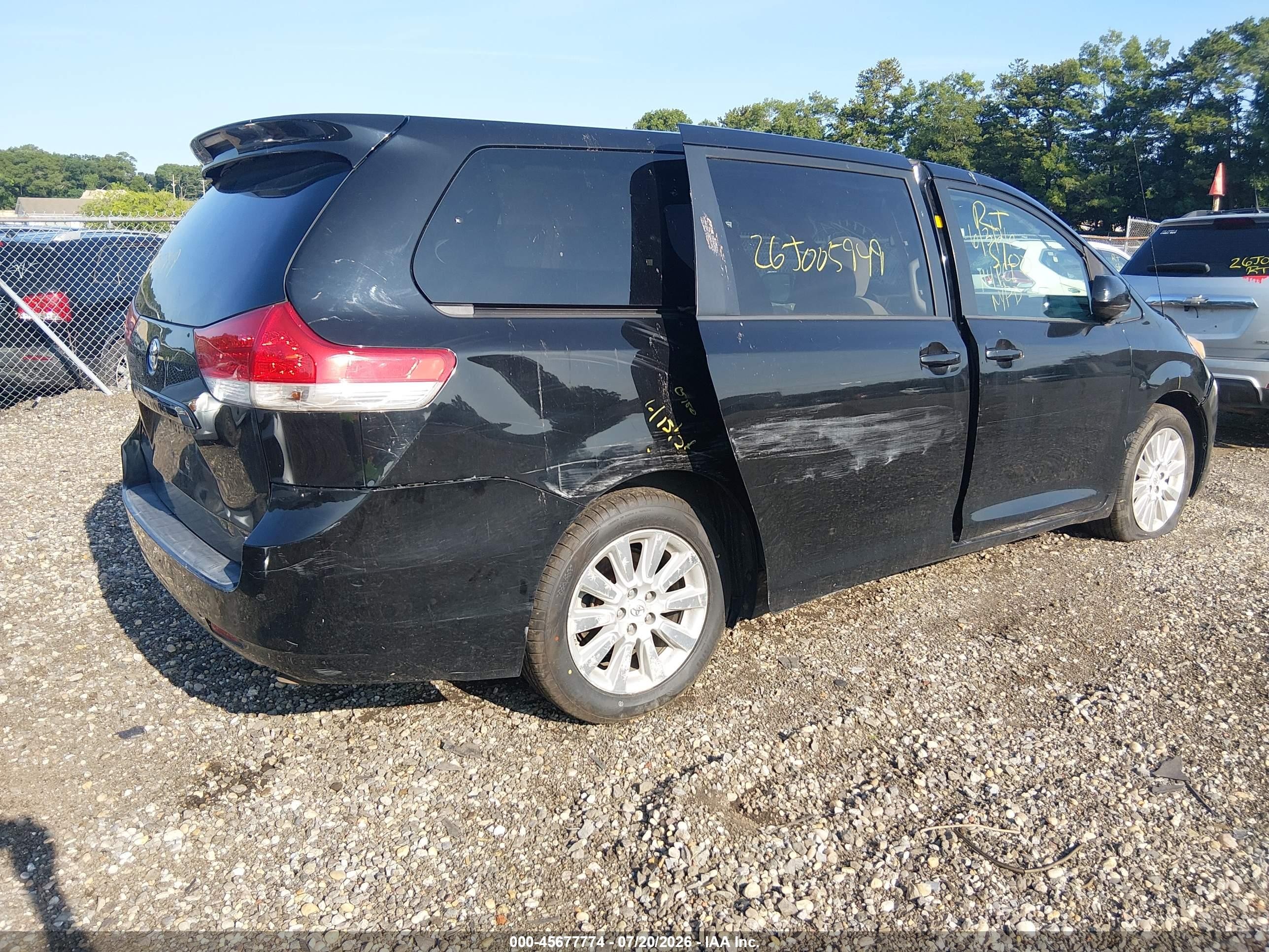 2011 Toyota Sienna Le Black vin: 5TDJK3DC1BS021802