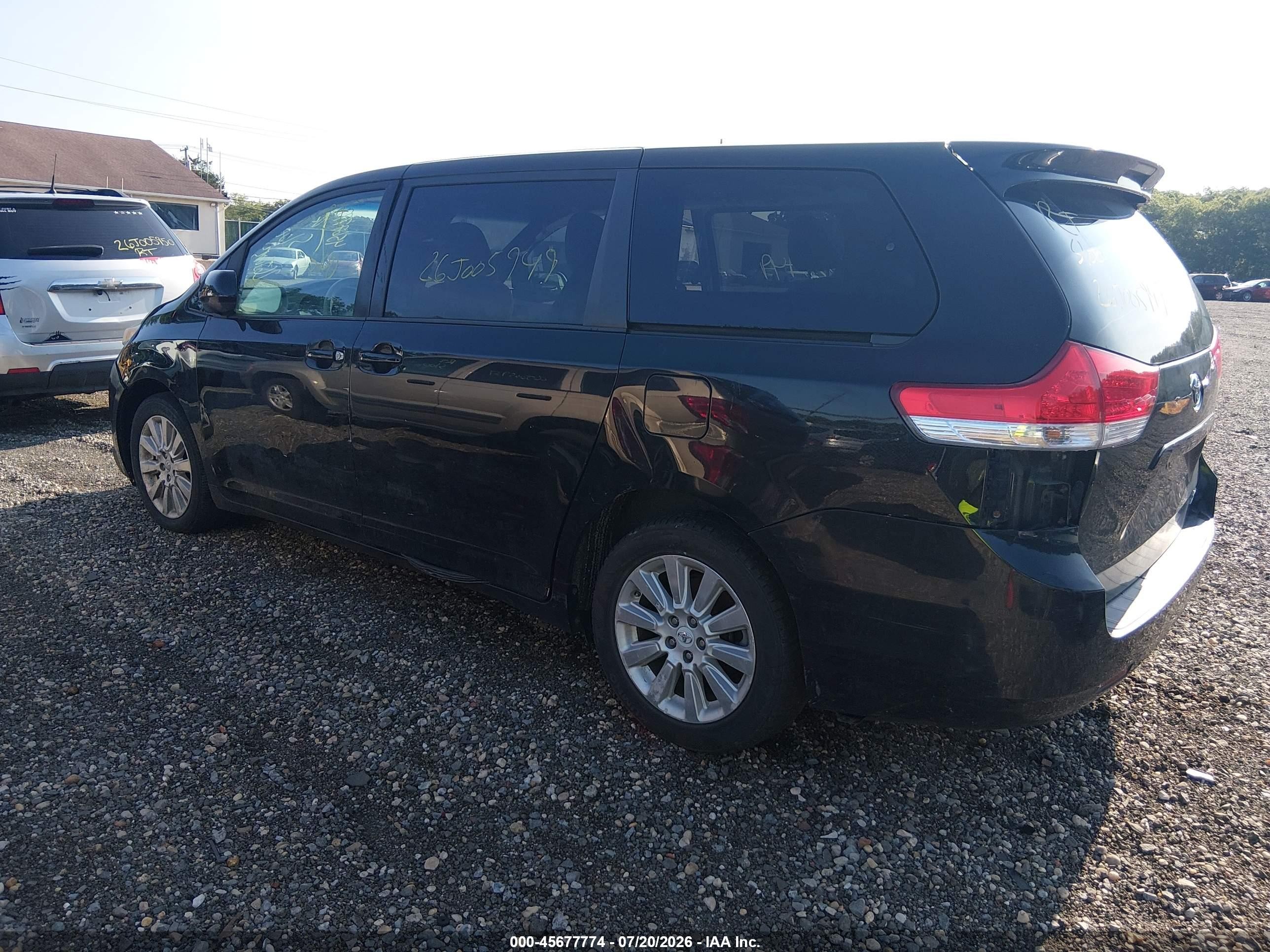 2011 Toyota Sienna Le Black vin: 5TDJK3DC1BS021802