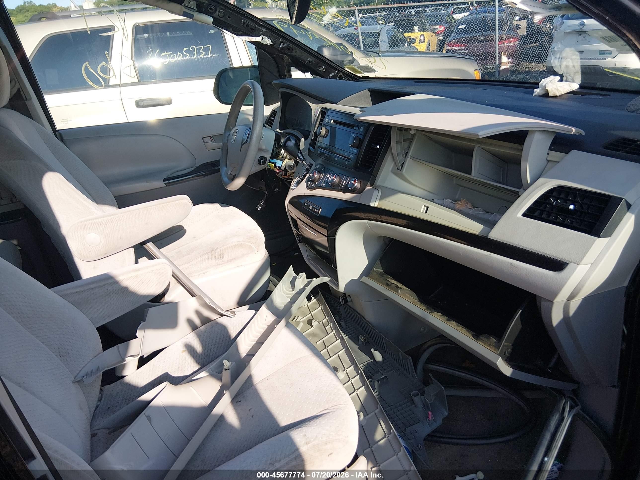 2011 Toyota Sienna Le Black vin: 5TDJK3DC1BS021802