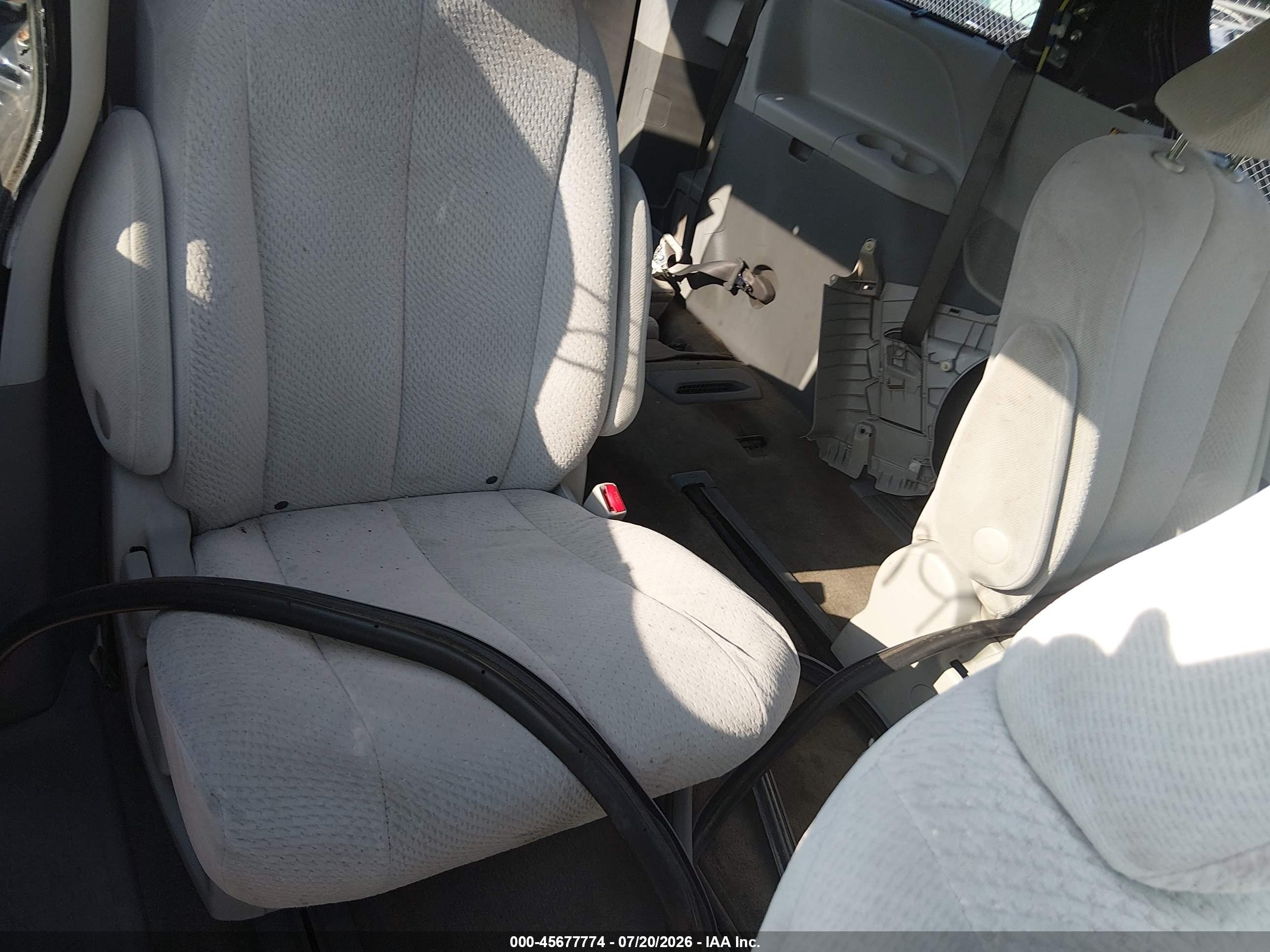 2011 Toyota Sienna Le Black vin: 5TDJK3DC1BS021802