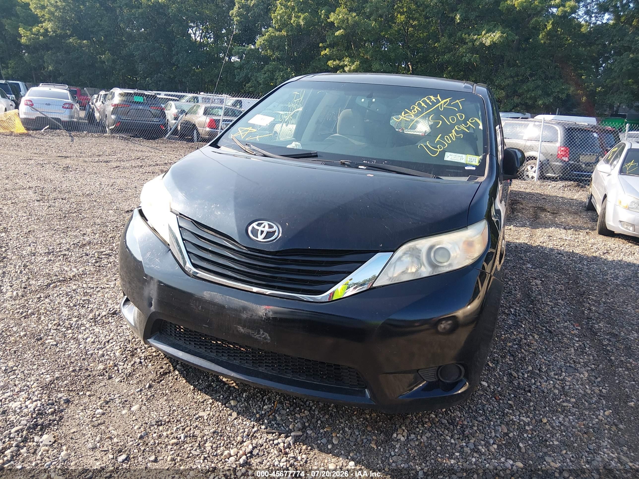 2011 Toyota Sienna Le Black vin: 5TDJK3DC1BS021802