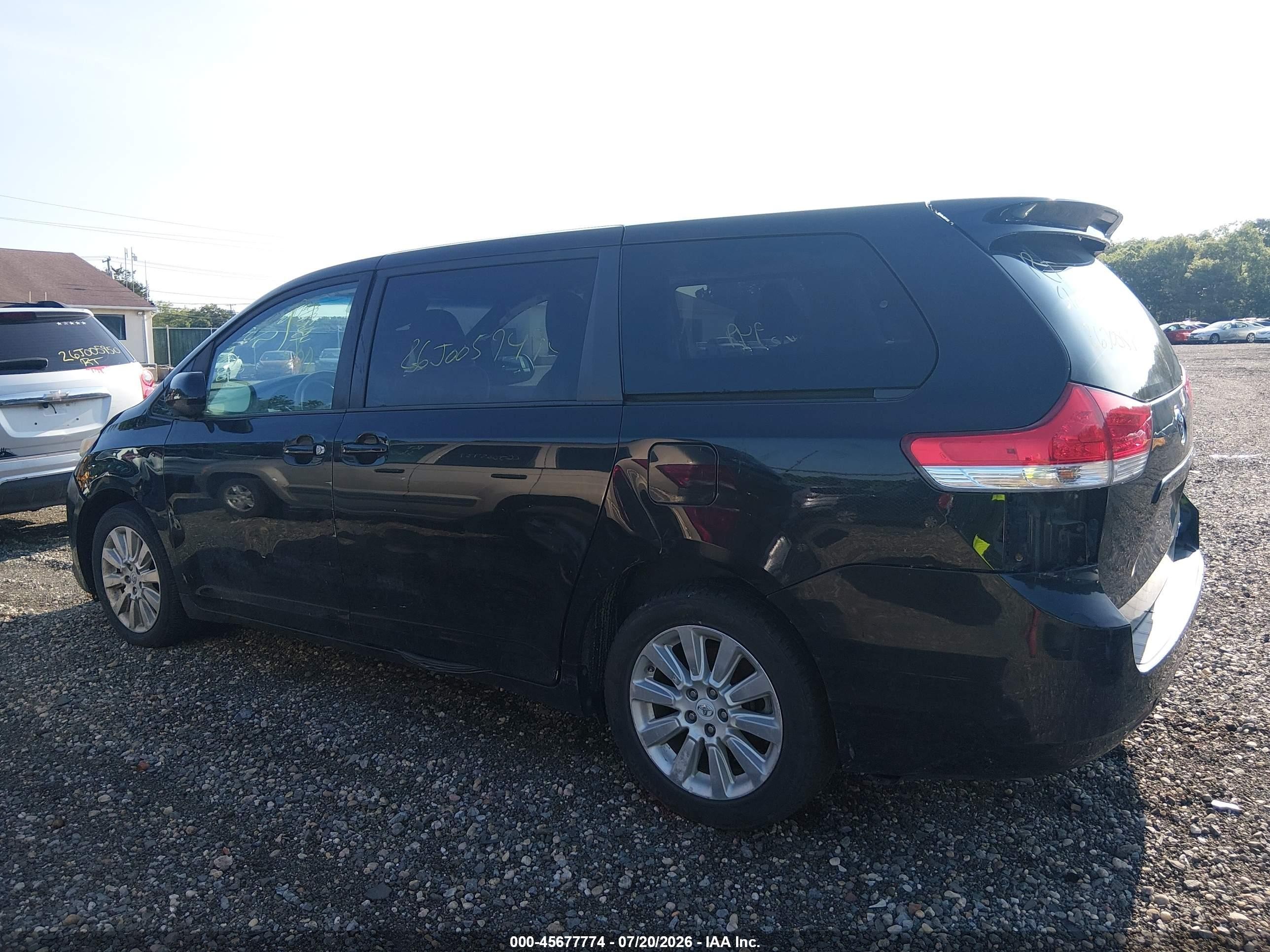 2011 Toyota Sienna Le Black vin: 5TDJK3DC1BS021802