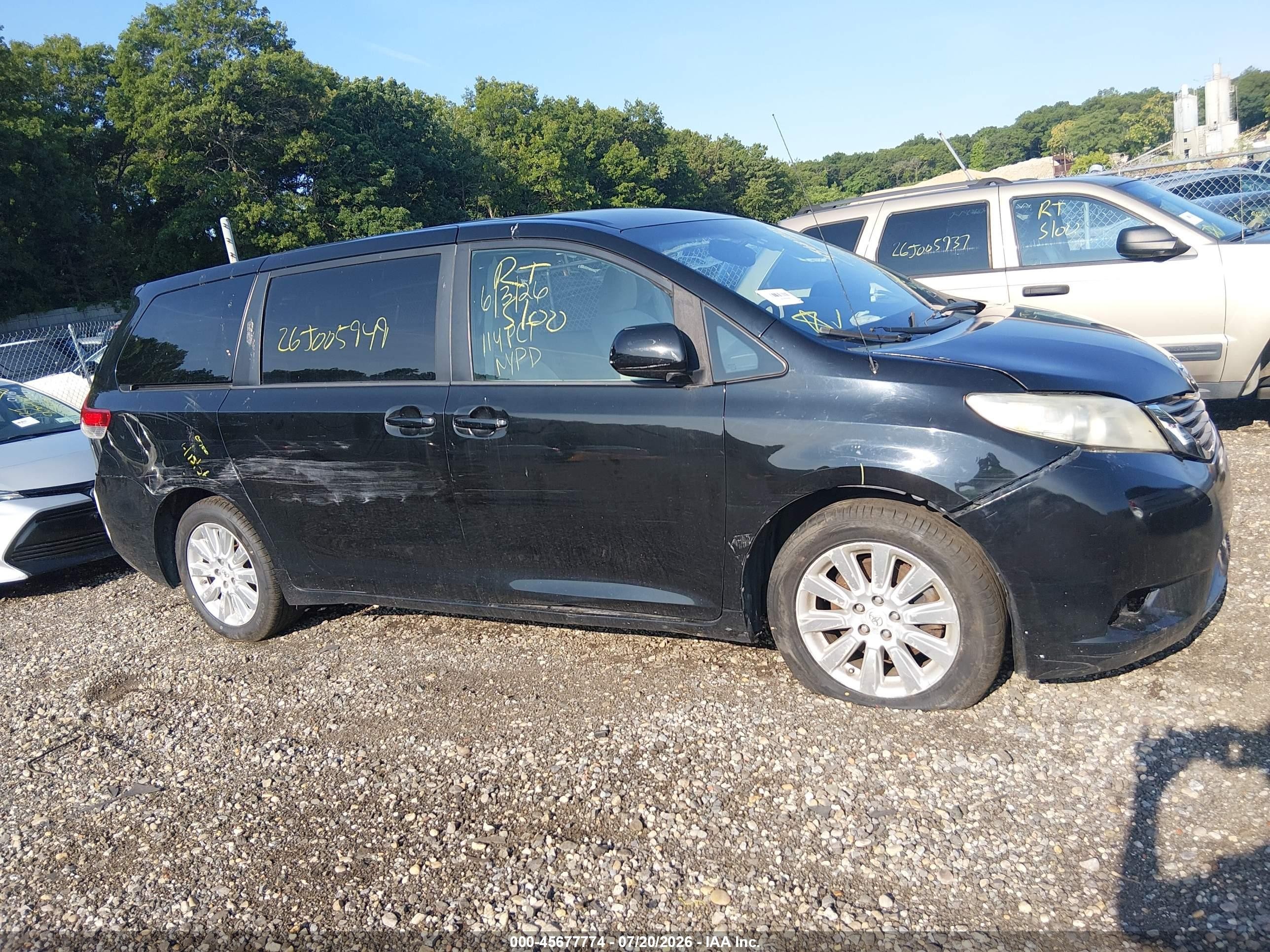 2011 Toyota Sienna Le Black vin: 5TDJK3DC1BS021802