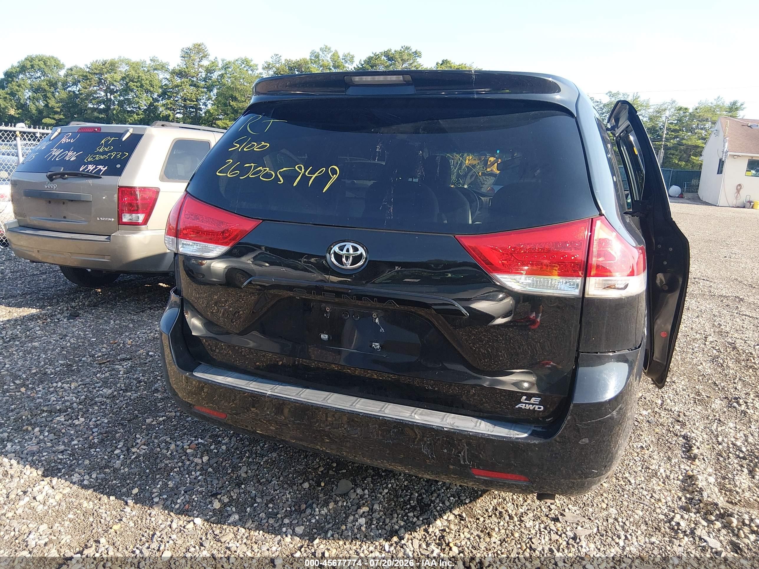 2011 Toyota Sienna Le Black vin: 5TDJK3DC1BS021802