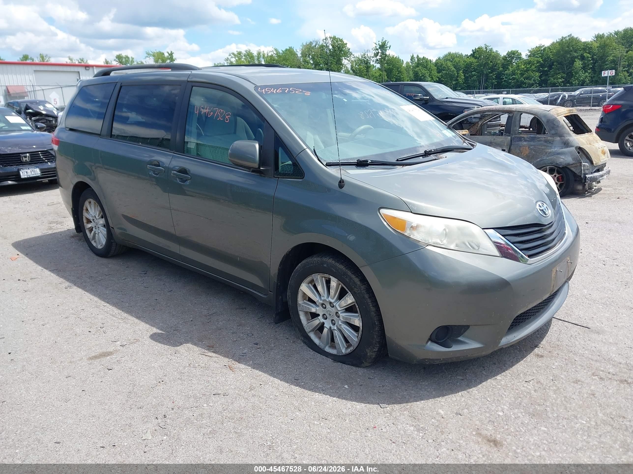 2012 Toyota Sienna Le 7 Passenger Gray vin: 5TDJK3DC1CS031487