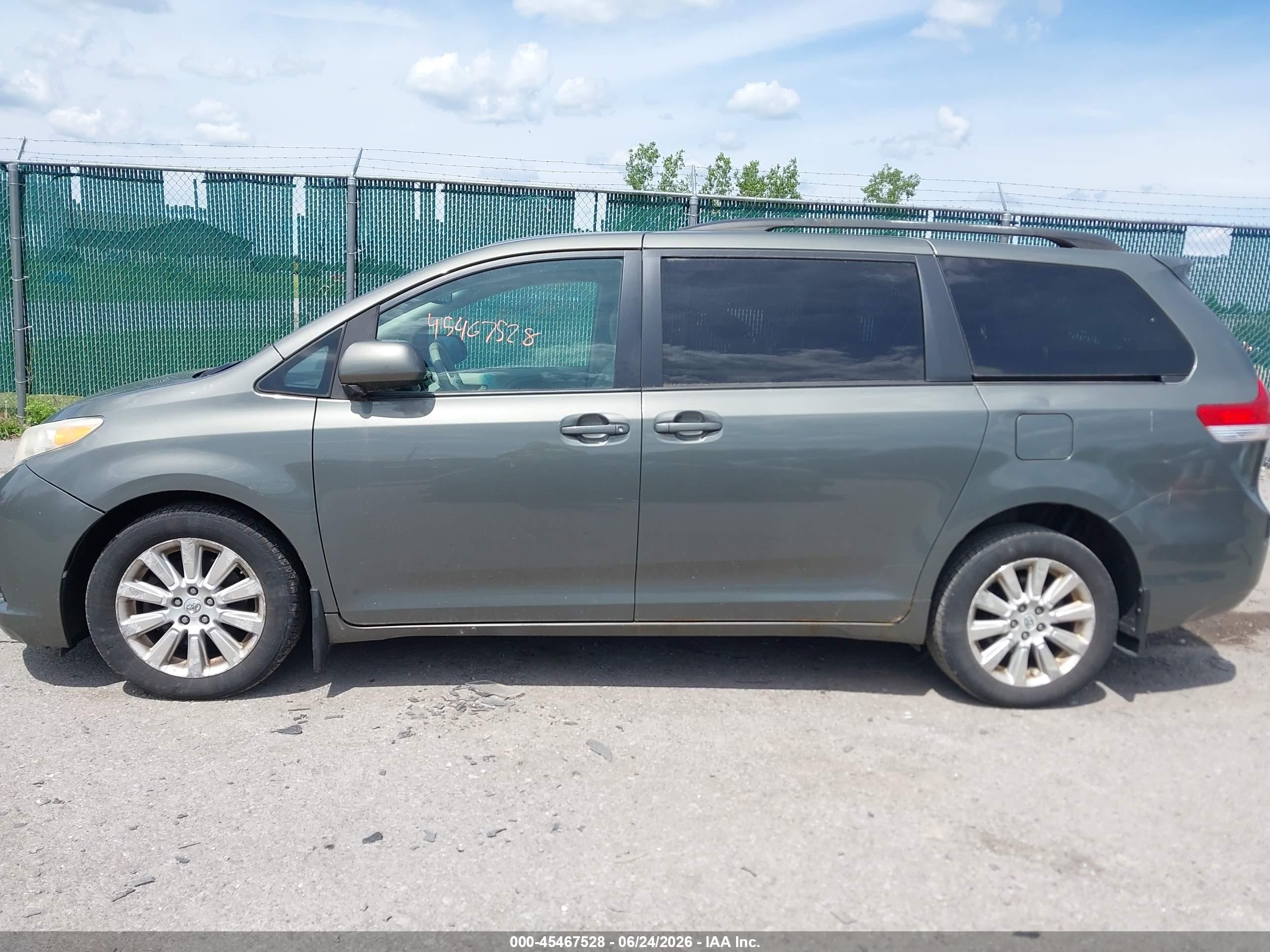 2012 Toyota Sienna Le 7 Passenger Gray vin: 5TDJK3DC1CS031487