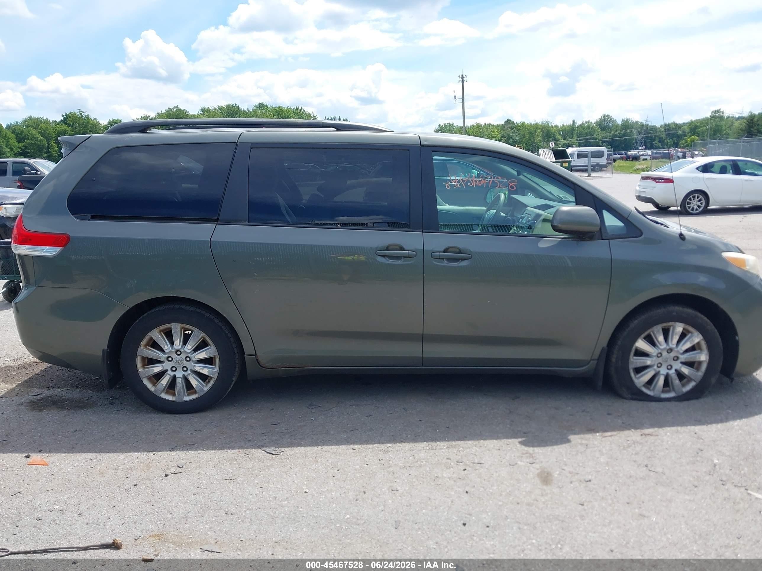 2012 Toyota Sienna Le 7 Passenger Gray vin: 5TDJK3DC1CS031487