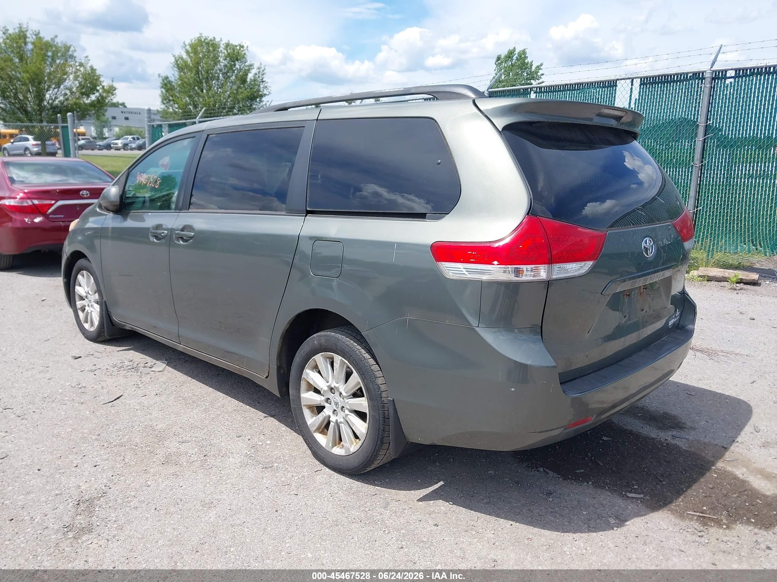 2012 Toyota Sienna Le 7 Passenger Gray vin: 5TDJK3DC1CS031487