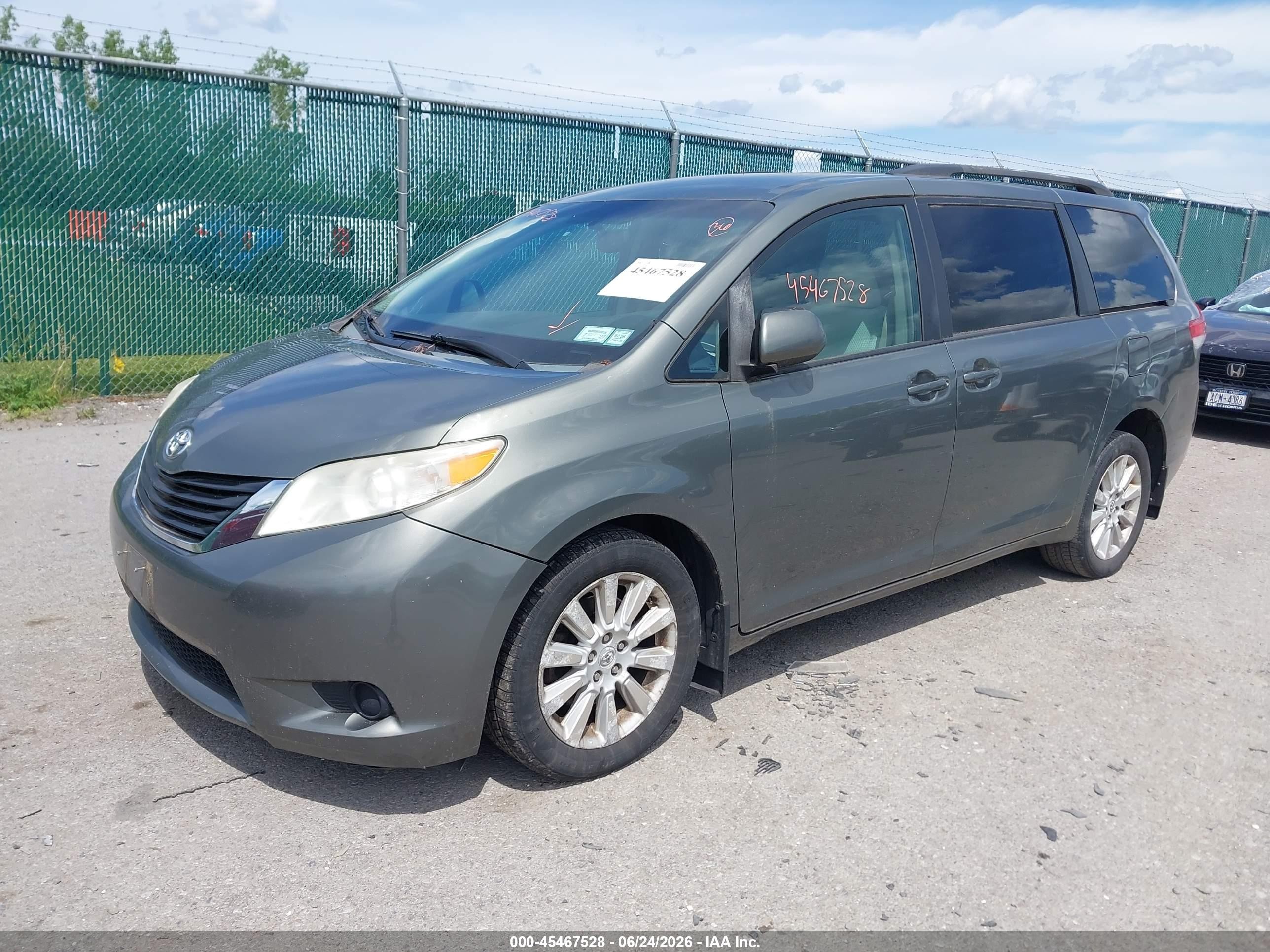 2012 Toyota Sienna Le 7 Passenger Gray vin: 5TDJK3DC1CS031487