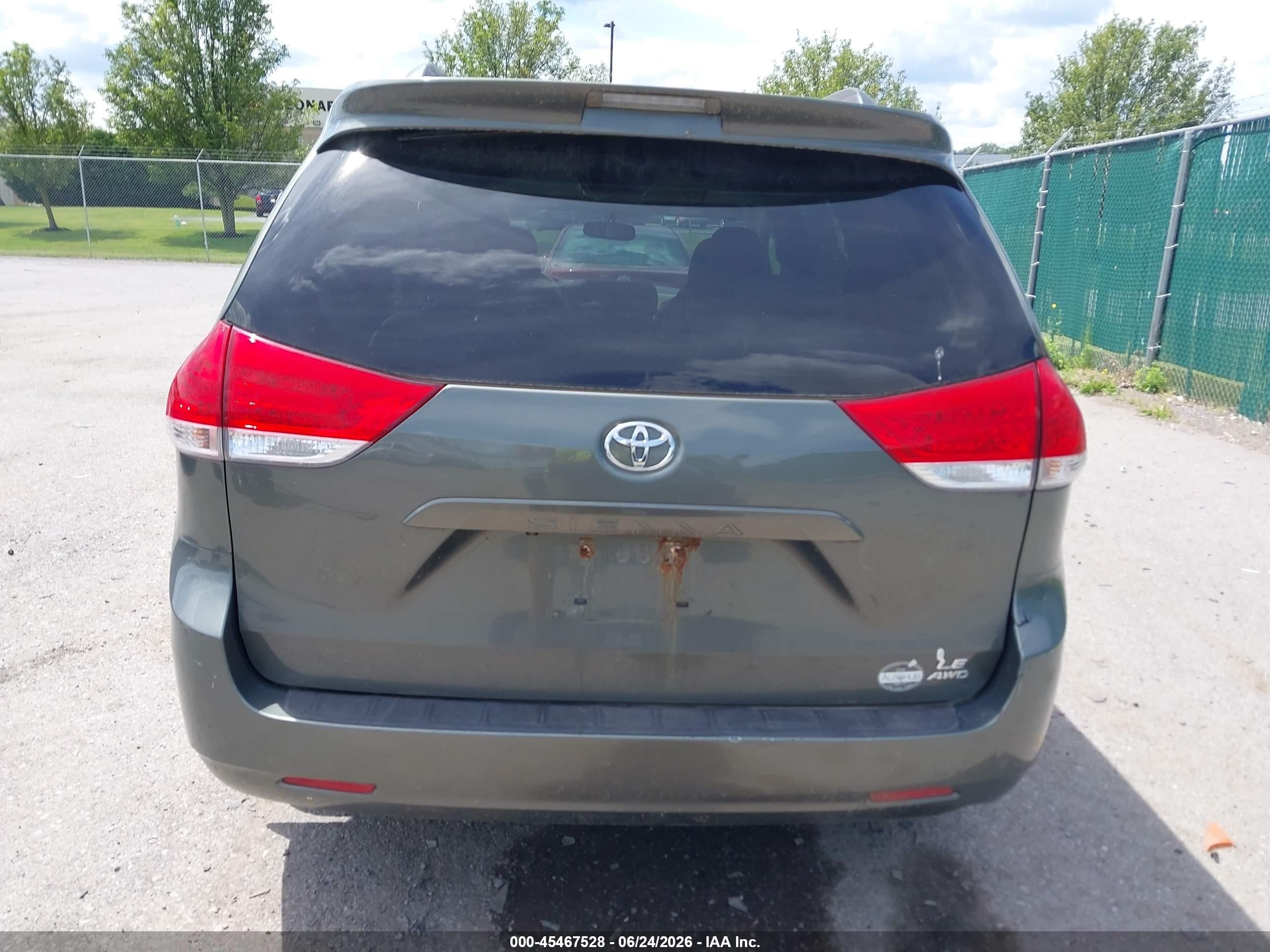 2012 Toyota Sienna Le 7 Passenger Gray vin: 5TDJK3DC1CS031487