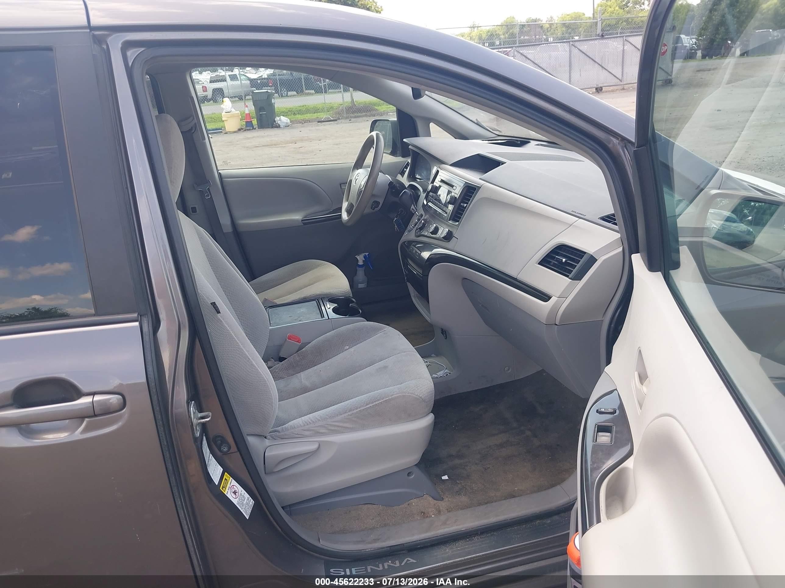 2012 Toyota Sienna Le 7 Passenger Gray vin: 5TDJK3DC1CS034633