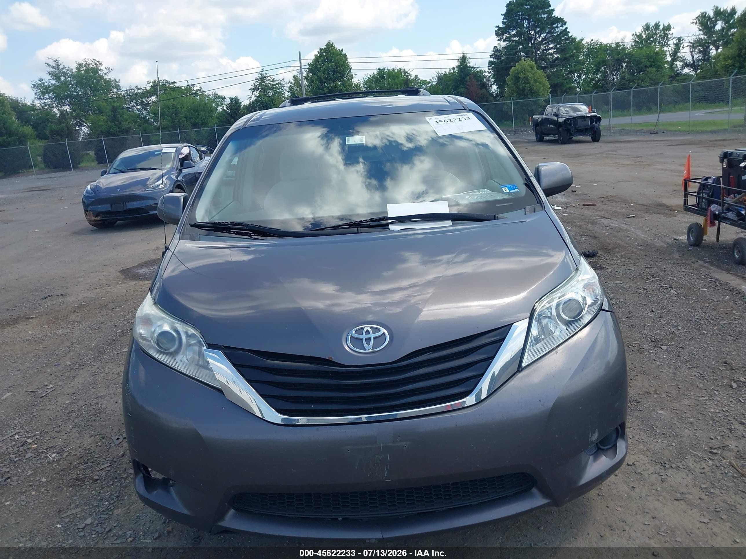 2012 Toyota Sienna Le 7 Passenger Gray vin: 5TDJK3DC1CS034633