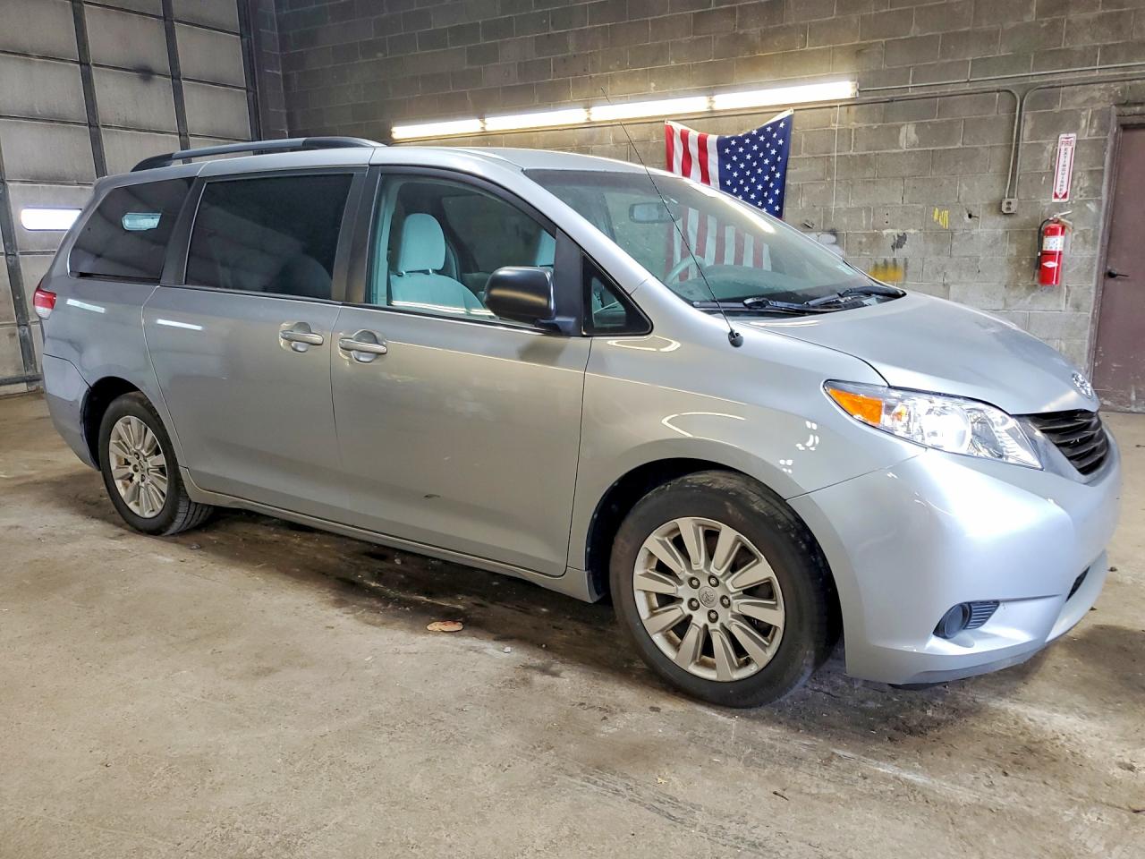 2014 Toyota Sienna Le Silver vin: 5TDJK3DC1ES090560